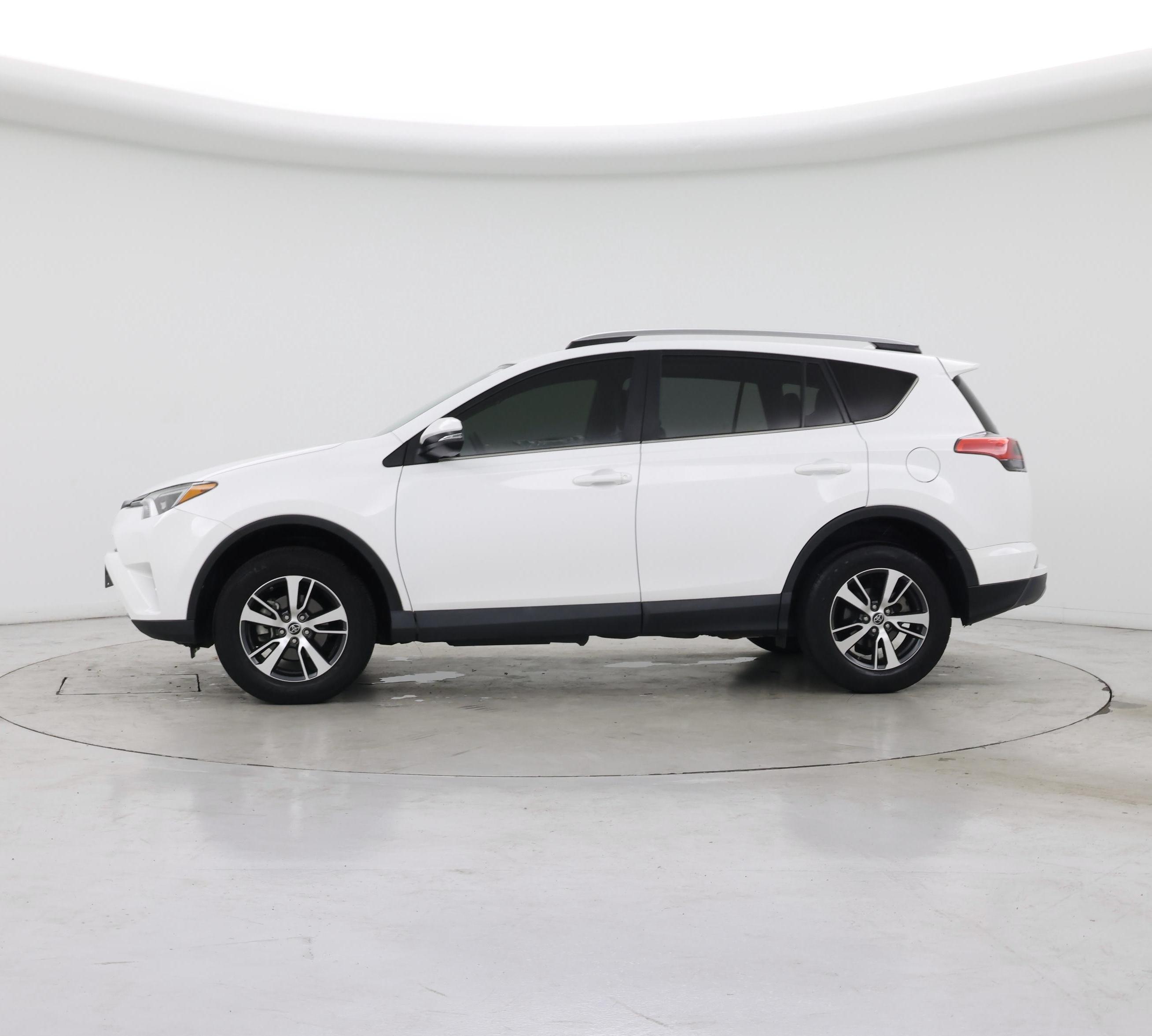 Thumbnail: 2018 Toyota RAV4 - 3