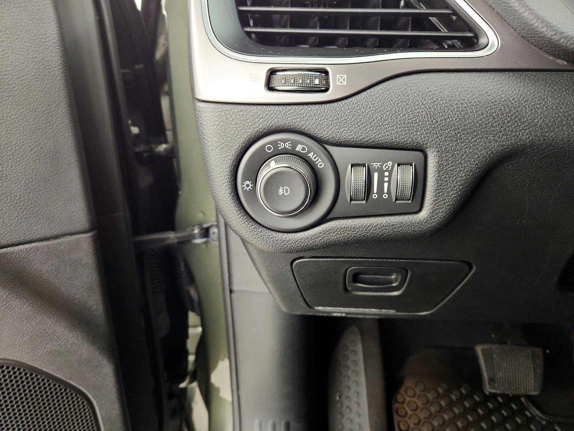 Thumbnail: 2020 Jeep Cherokee - 13