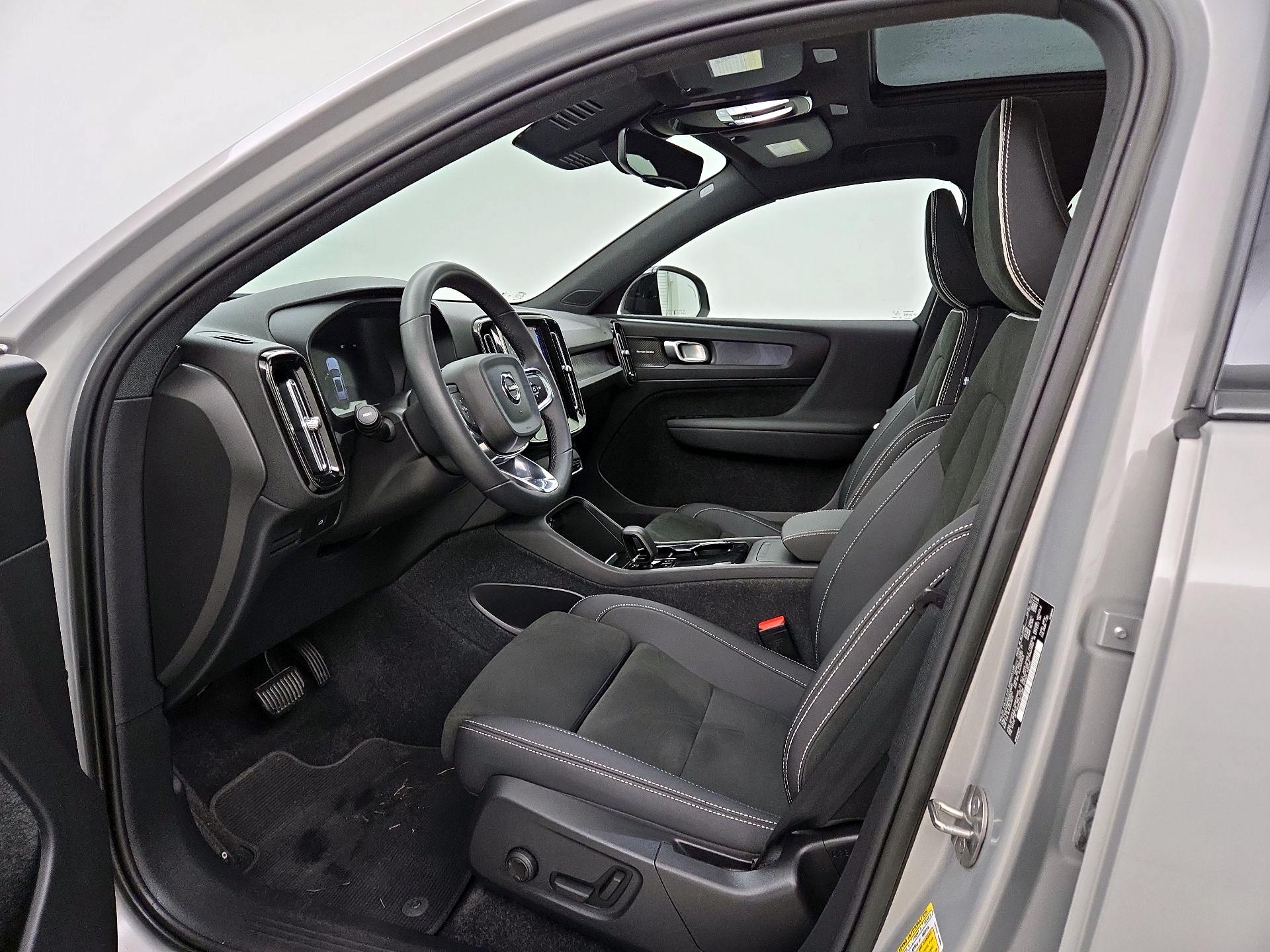 Thumbnail: 2023 Volvo XC40 - 11