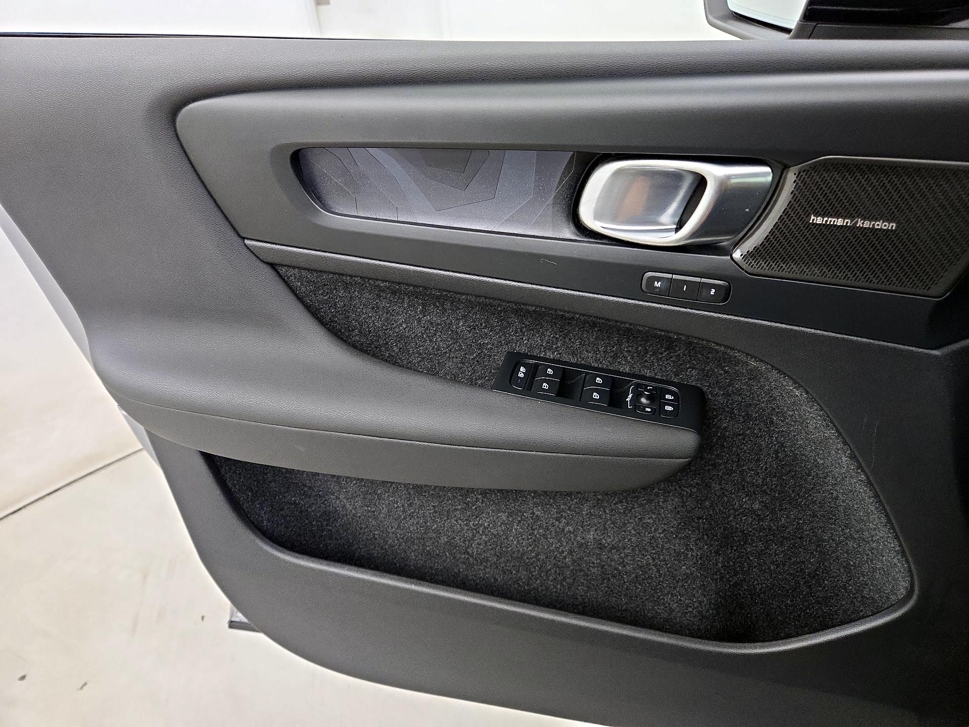 Thumbnail: 2023 Volvo XC40 - 12