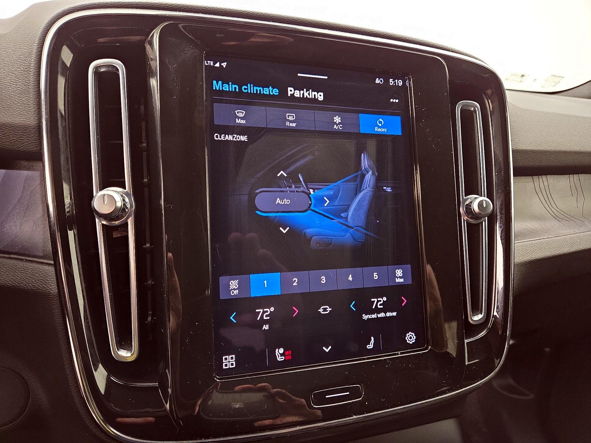 Thumbnail: 2023 Volvo XC40 - 17