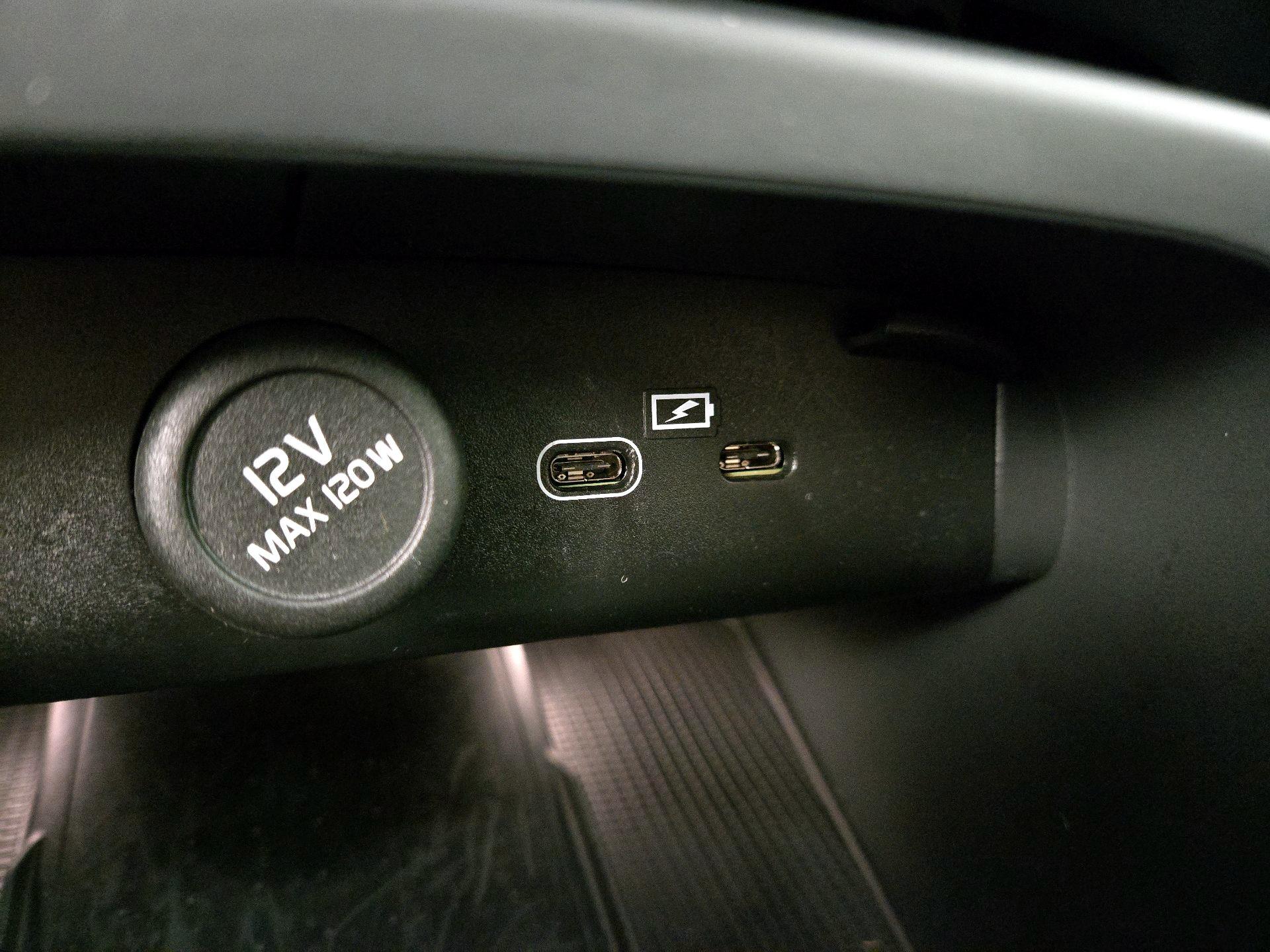 Thumbnail: 2023 Volvo XC40 - 19