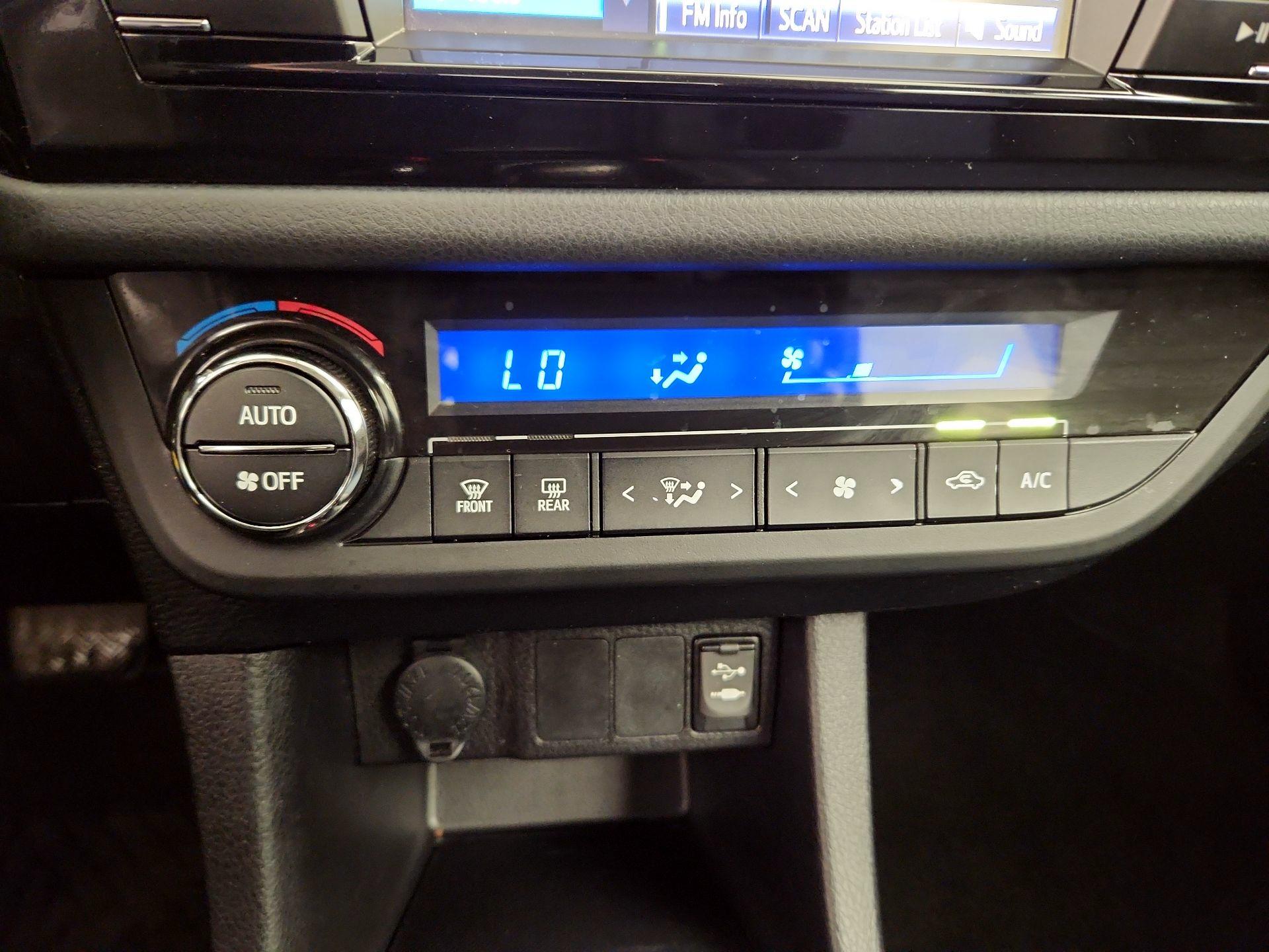 Thumbnail: 2015 Toyota Corolla - 16