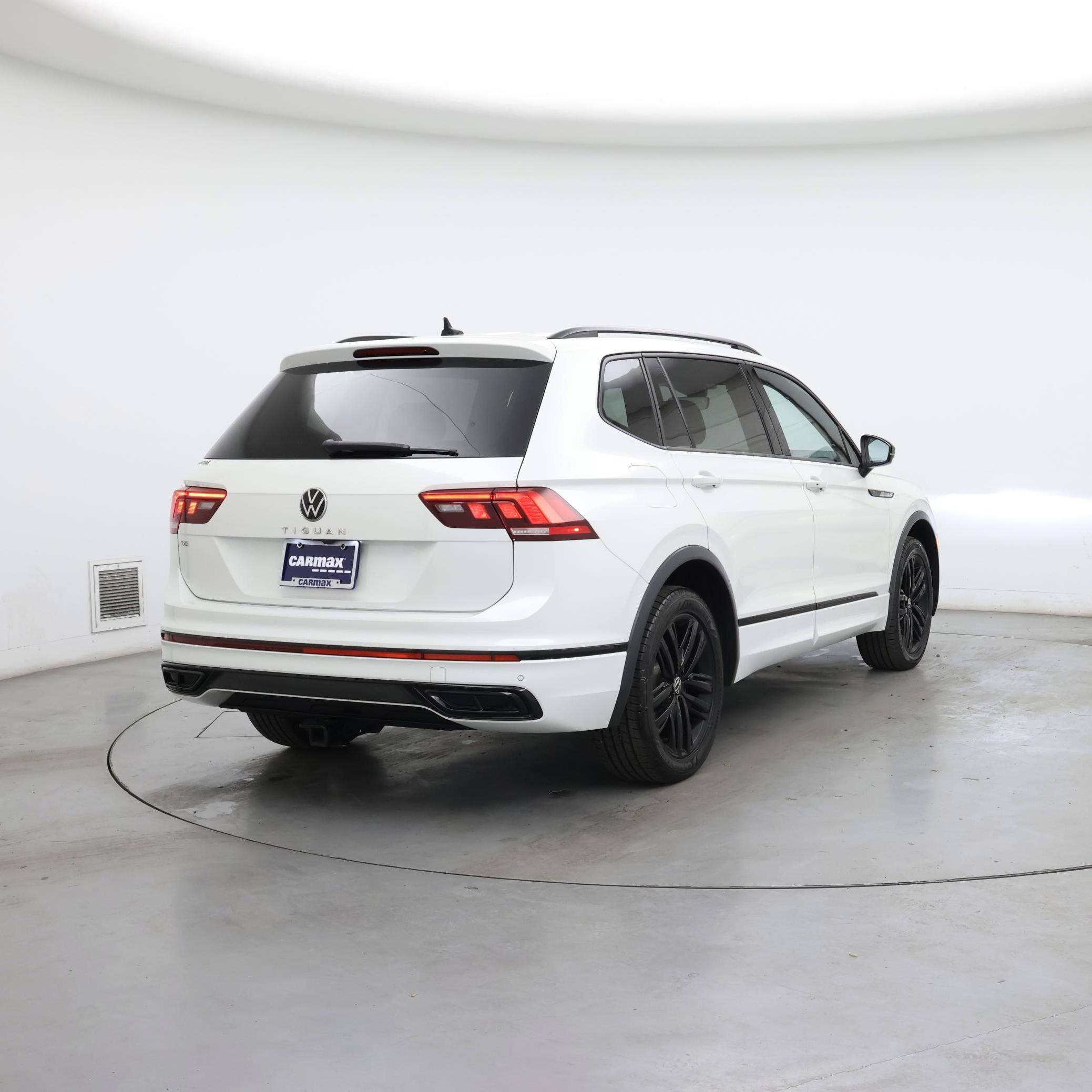 Thumbnail: 2022 Volkswagen Tiguan - 8