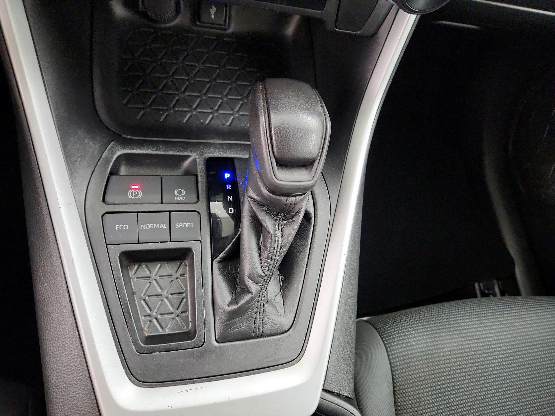 Thumbnail: 2021 Toyota RAV4 - 17