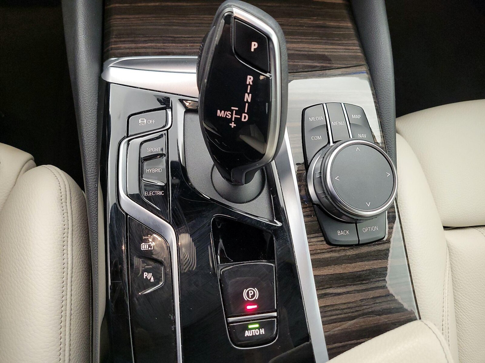 2023 BMW 5 Series 530e - Photo 16