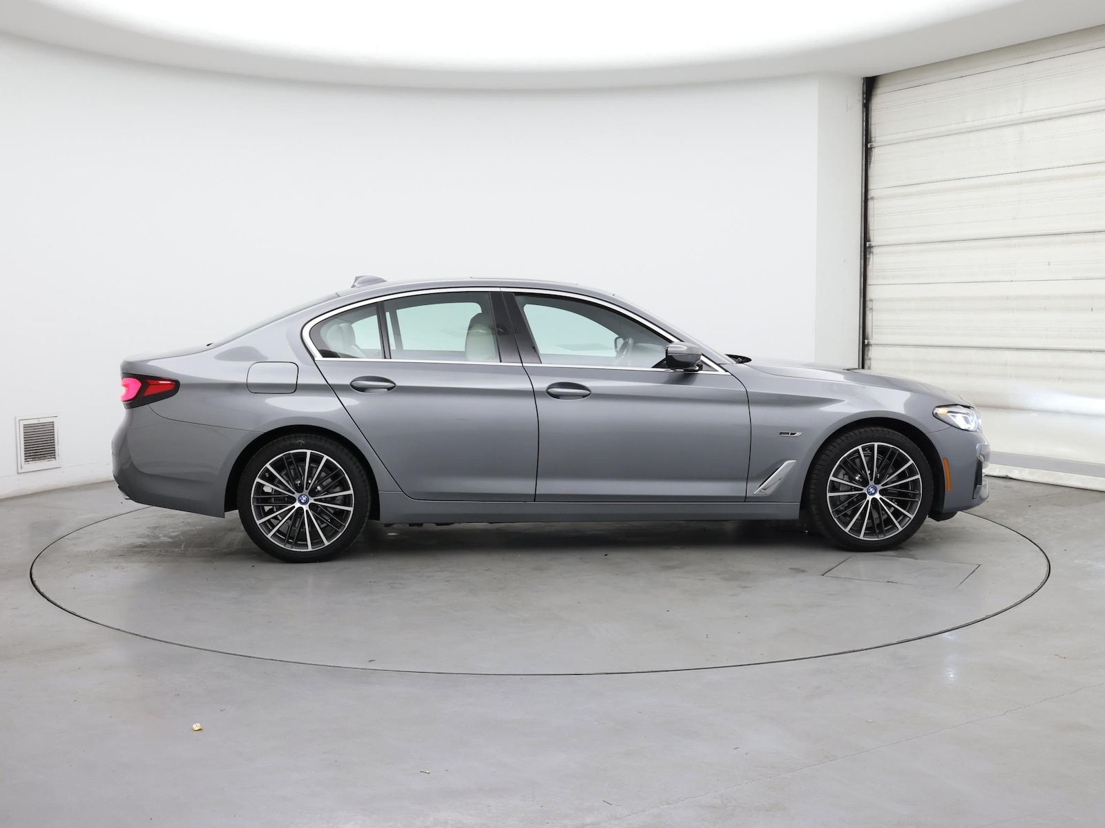 2023 BMW 5 Series 530e - Photo 8