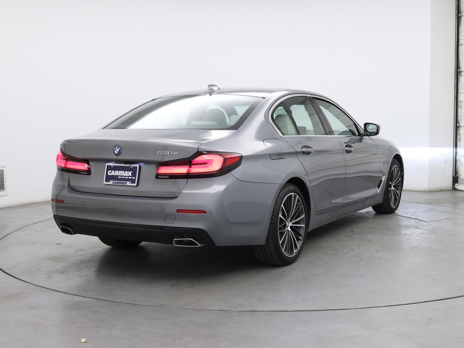 2023 BMW 5 Series 530e - Photo 9