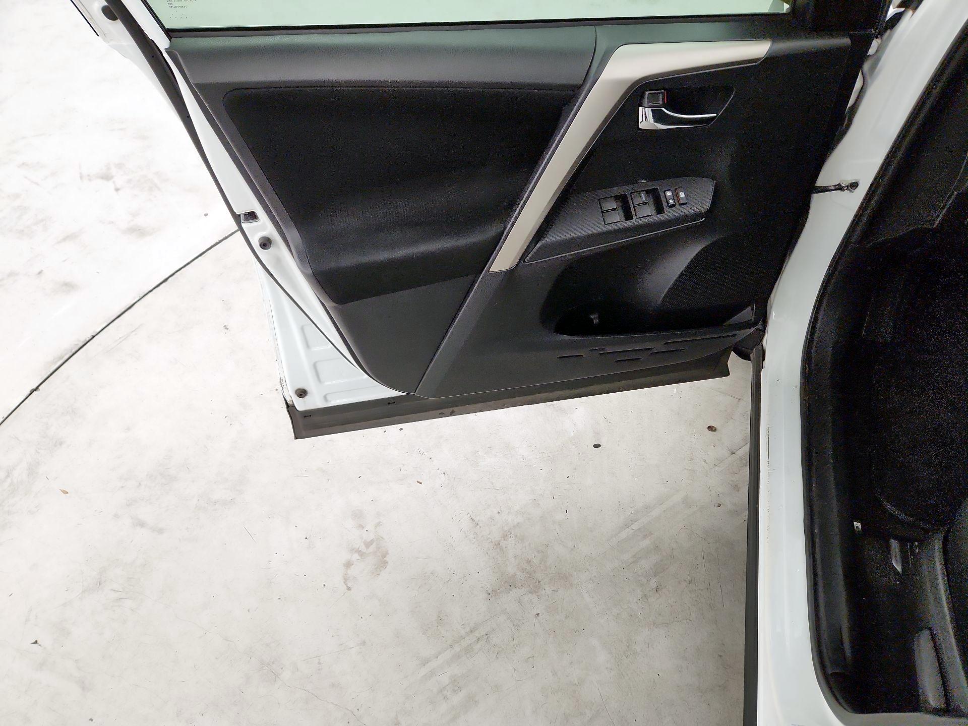 Thumbnail: 2015 Toyota RAV4 - 10