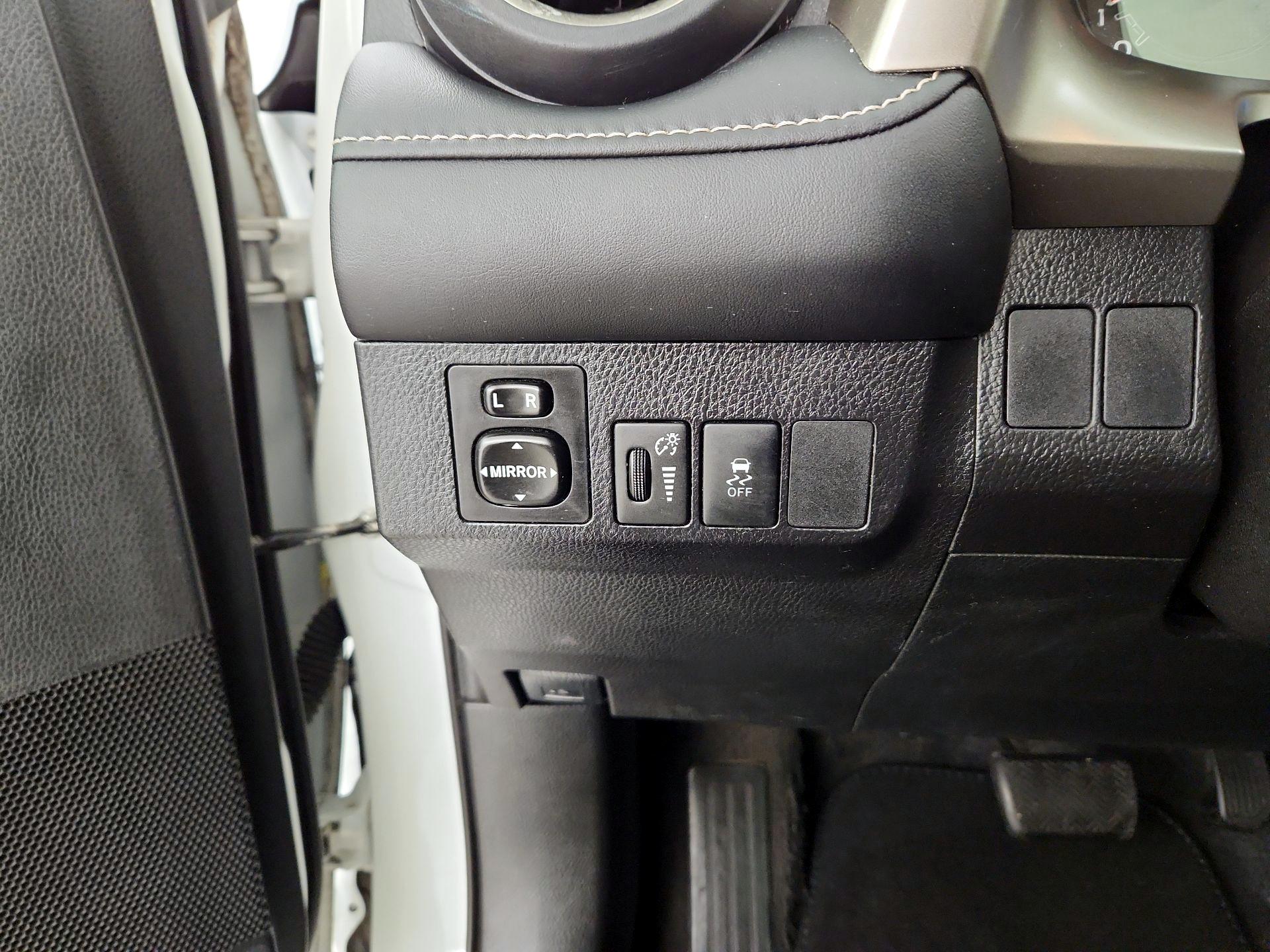 Thumbnail: 2015 Toyota RAV4 - 11