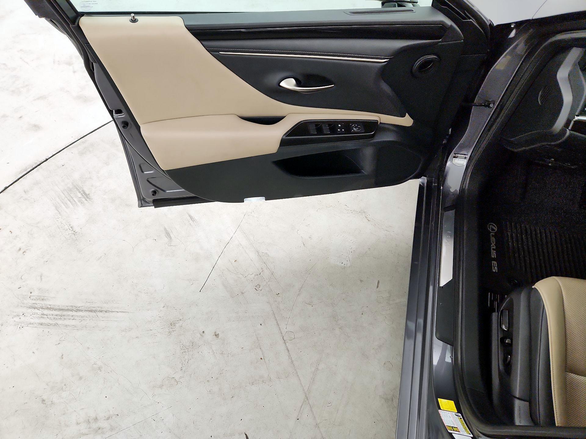 Thumbnail: 2019 Lexus ES - 10