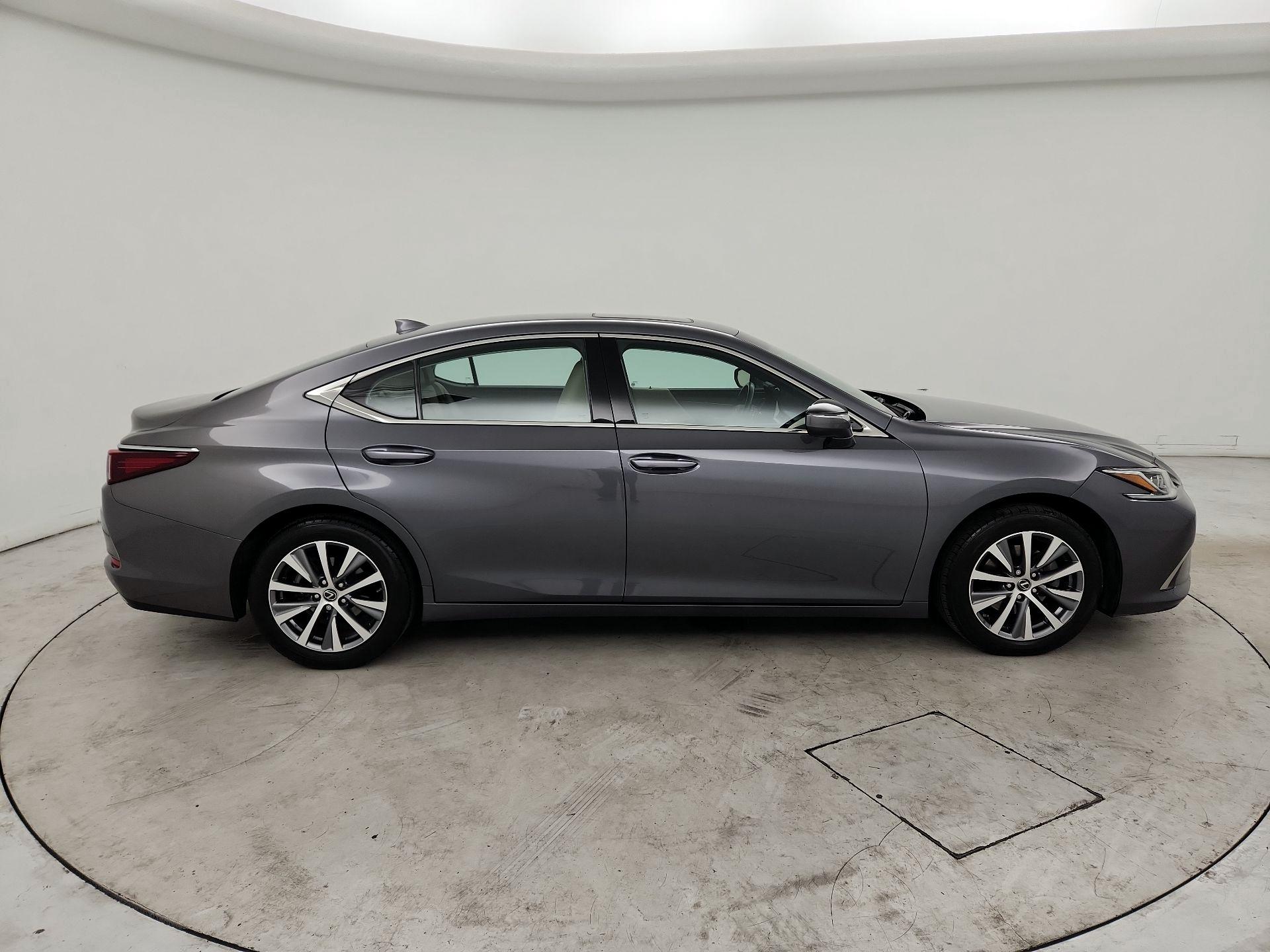Thumbnail: 2019 Lexus ES - 4