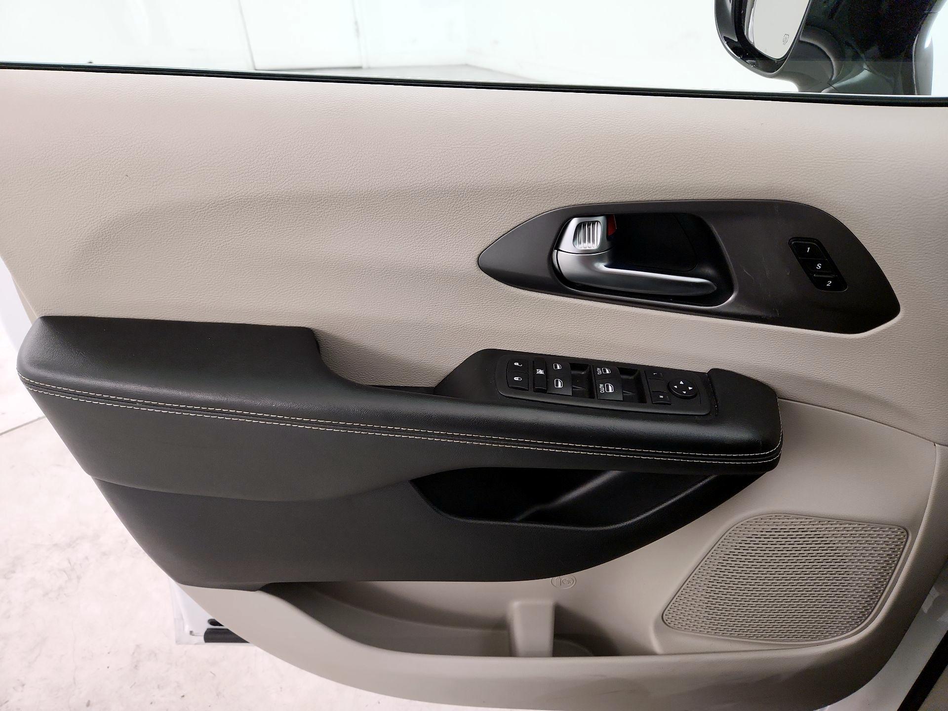 Thumbnail: 2024 Chrysler Pacifica - 10