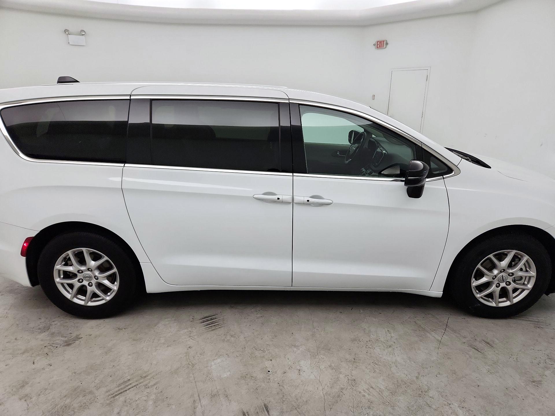 Thumbnail: 2024 Chrysler Pacifica - 4