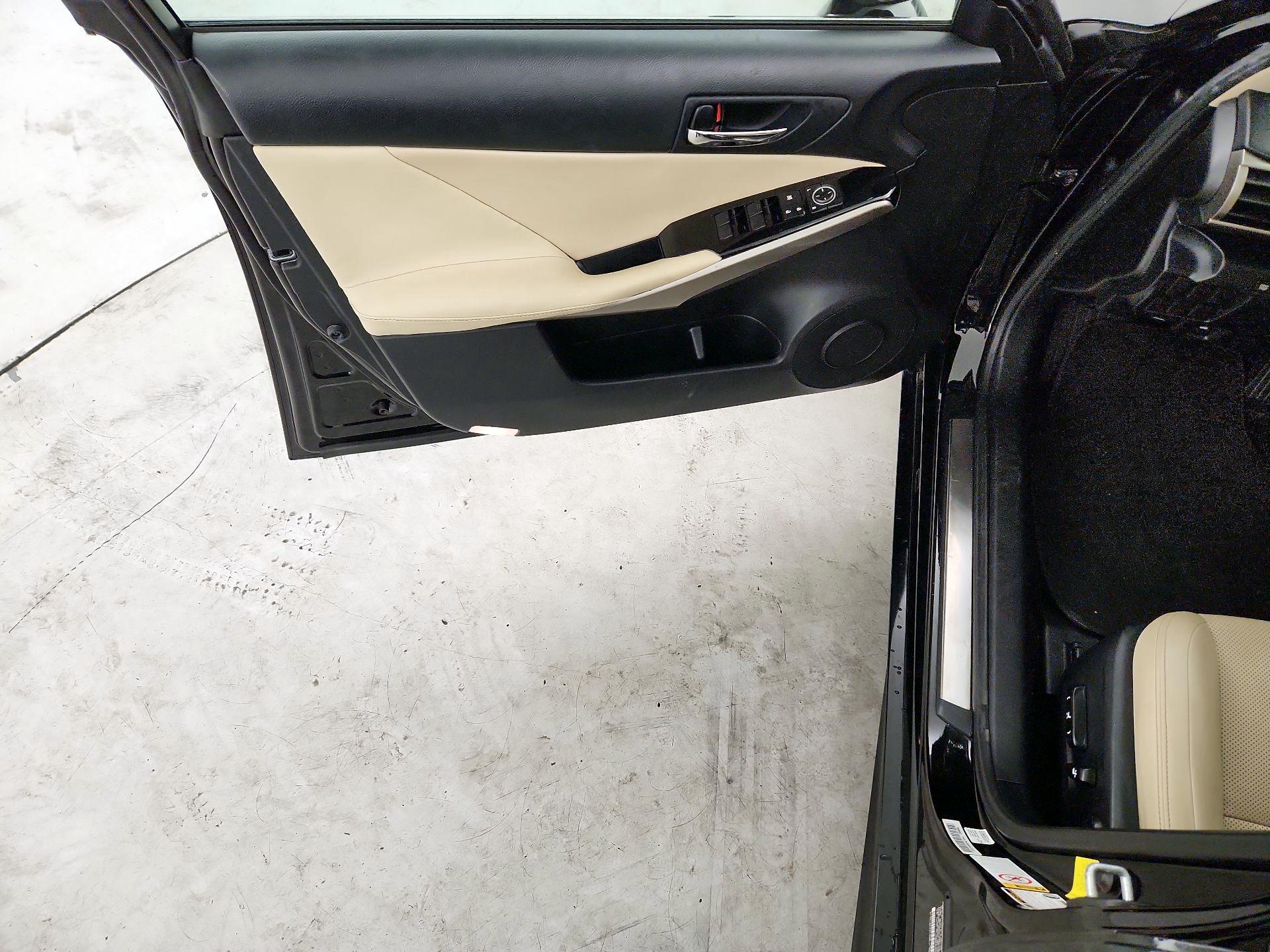 Thumbnail: 2016 Lexus IS - 10