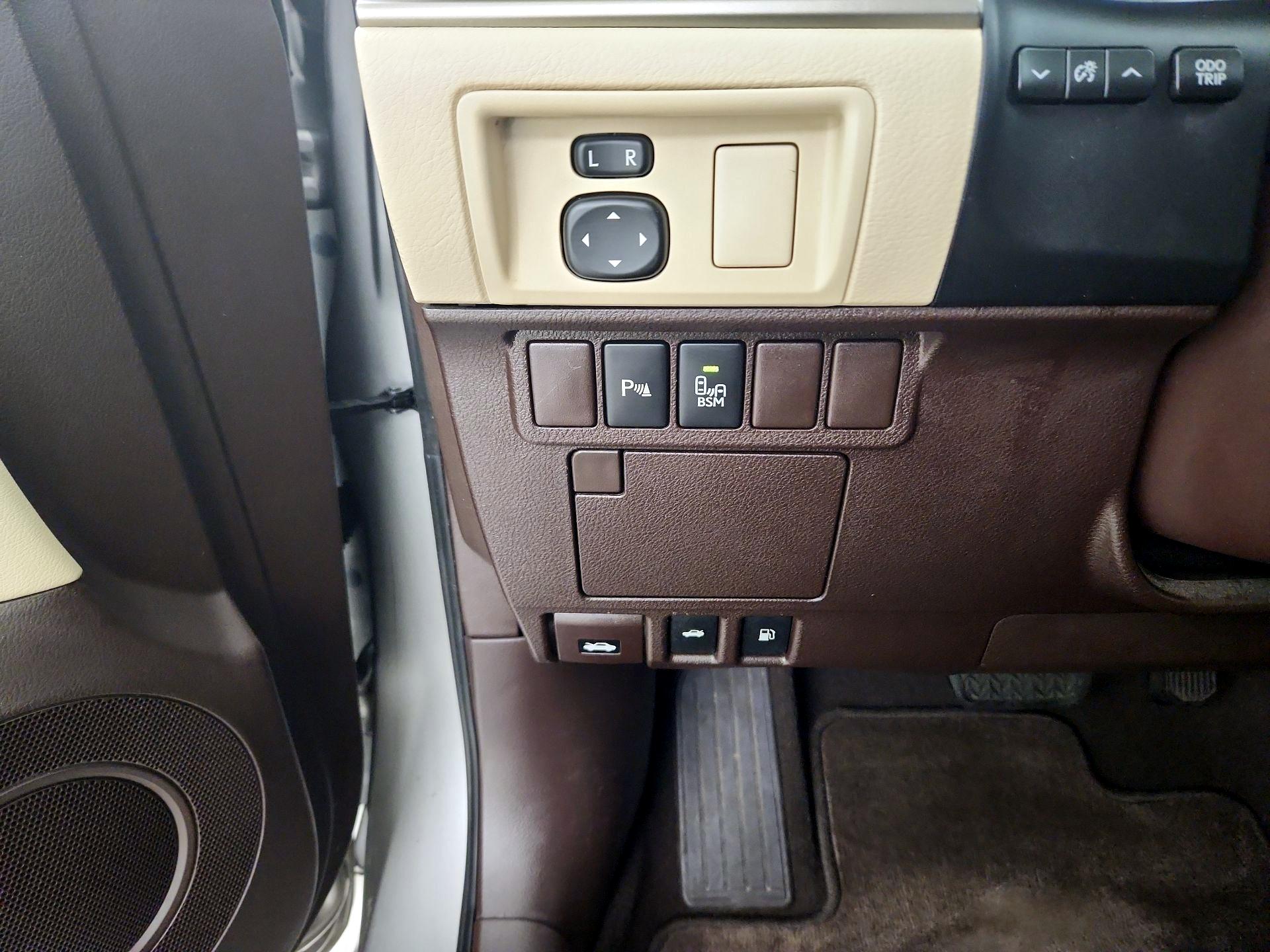 Thumbnail: 2016 Lexus ES - 11