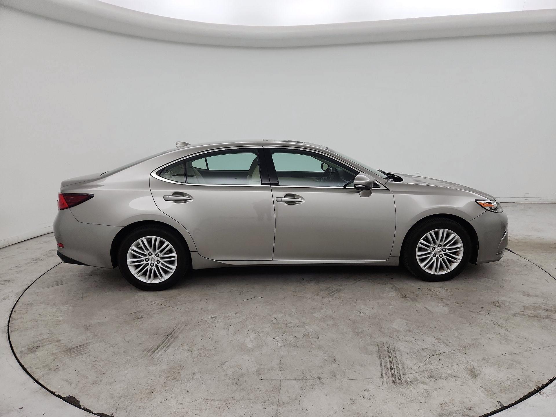 Thumbnail: 2016 Lexus ES - 4