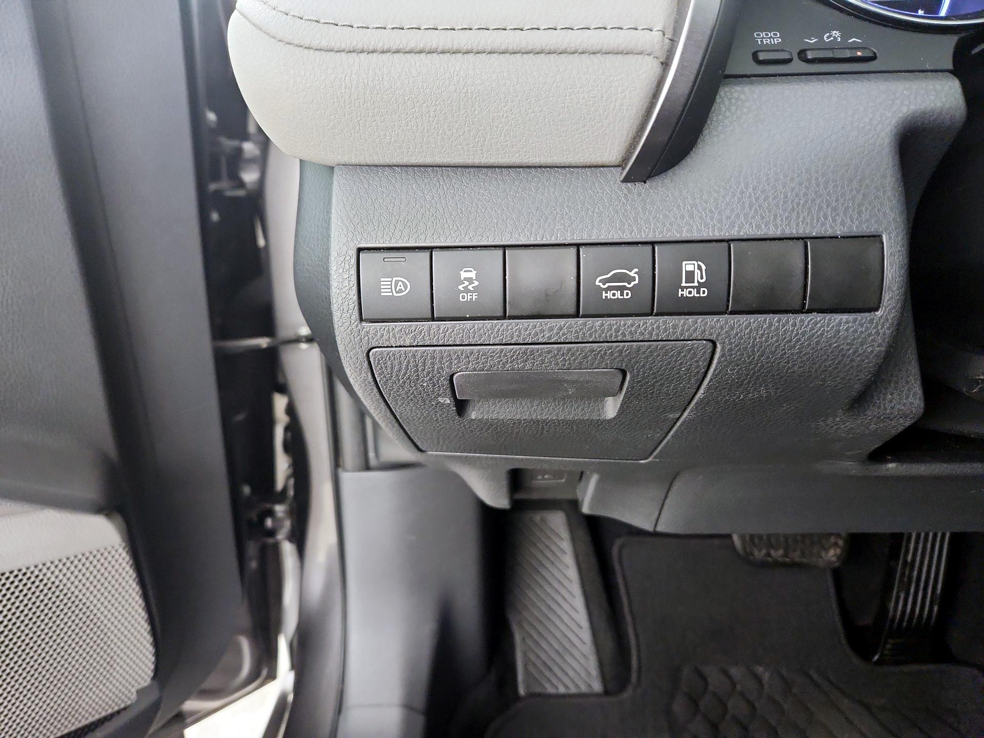 Thumbnail: 2019 Toyota Camry - 11