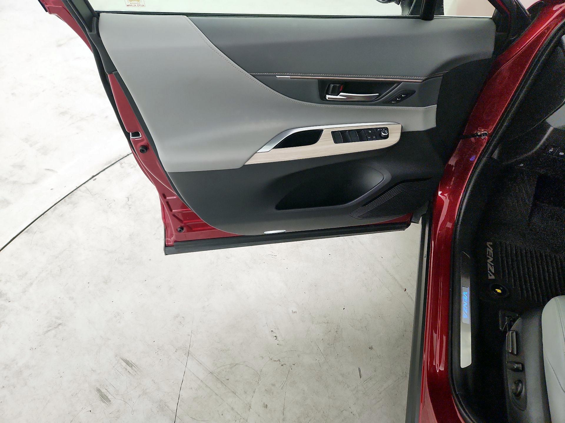 Thumbnail: 2021 Toyota Venza - 10