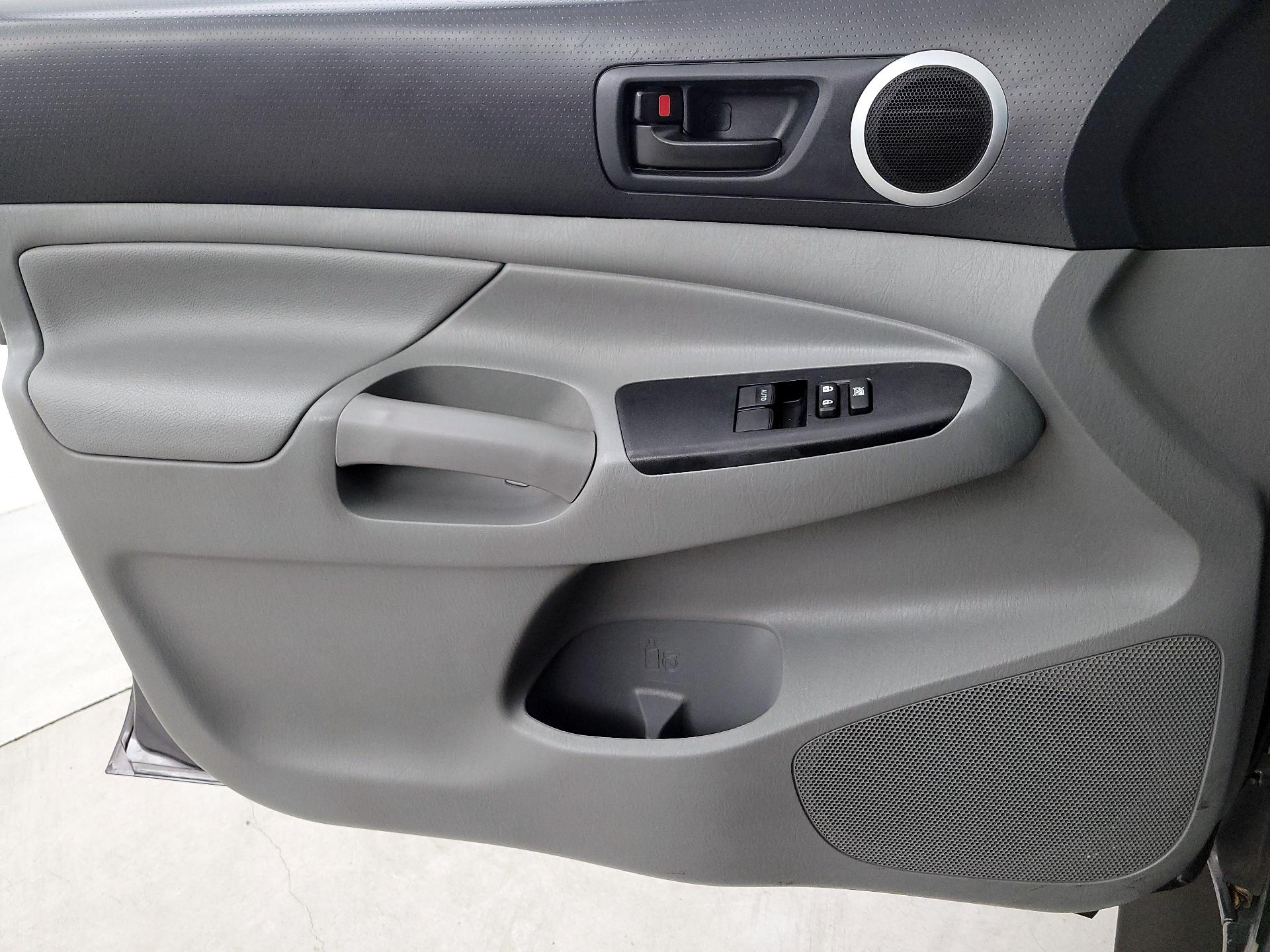 Thumbnail: 2015 Toyota Tacoma - 12