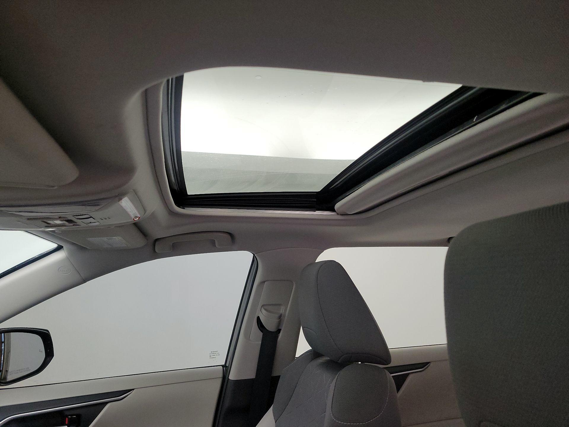 Thumbnail: 2021 Toyota RAV4 - 19