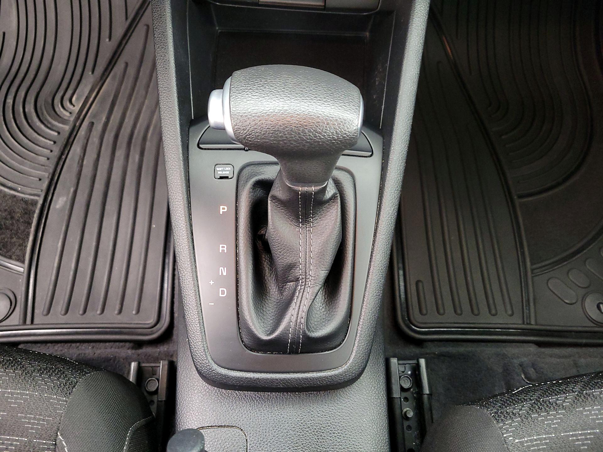 Thumbnail: 2019 Kia Rio - 17