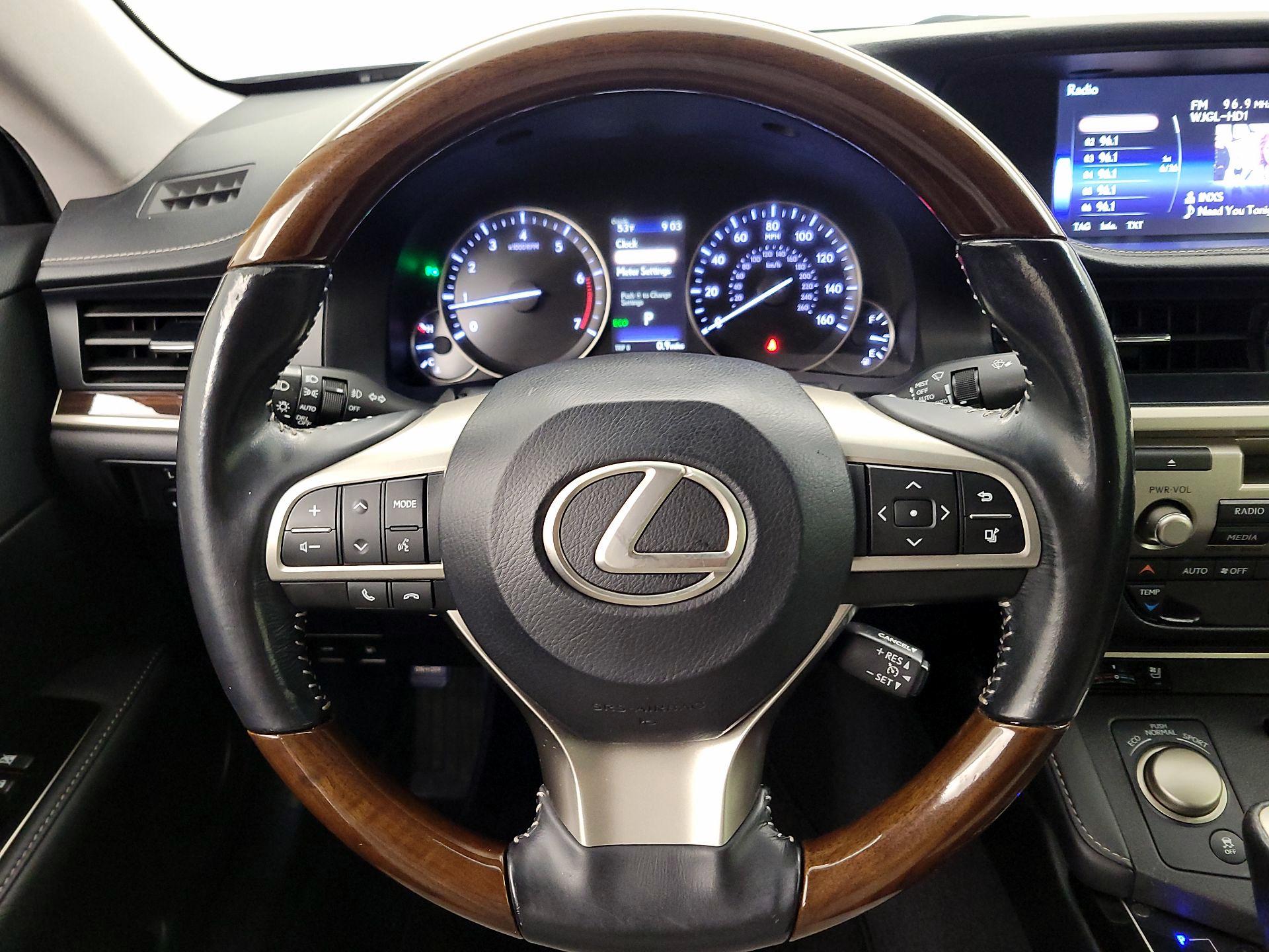 Thumbnail: 2016 Lexus ES - 10