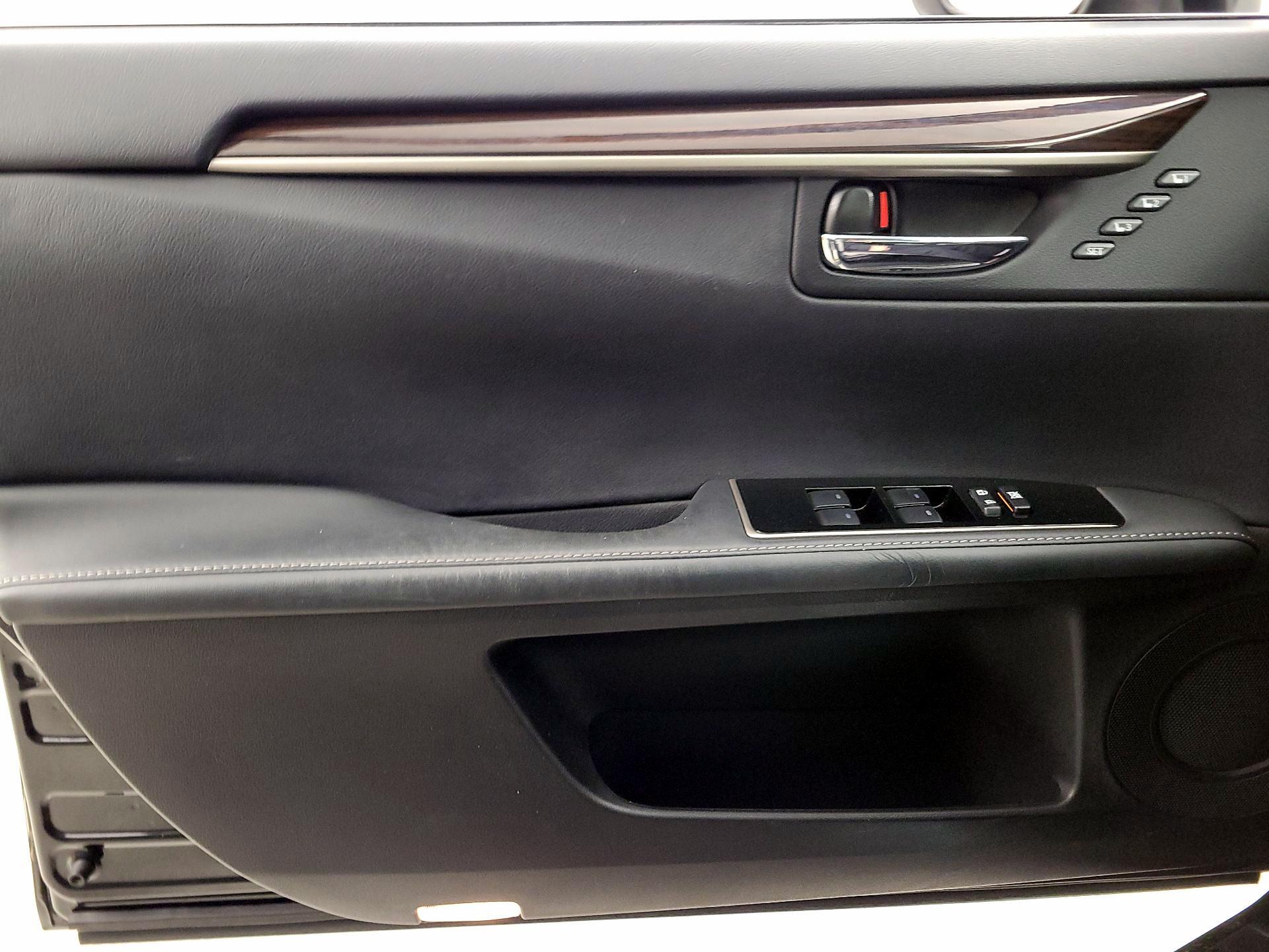 Thumbnail: 2016 Lexus ES - 12