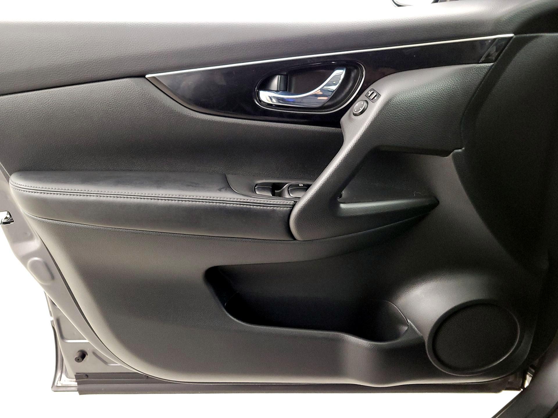 Thumbnail: 2018 Nissan Rogue Sport - 12