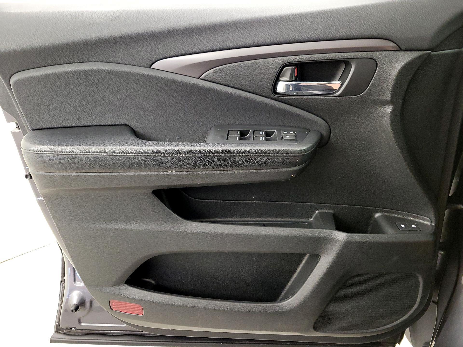 Thumbnail: 2017 Honda Pilot - 12