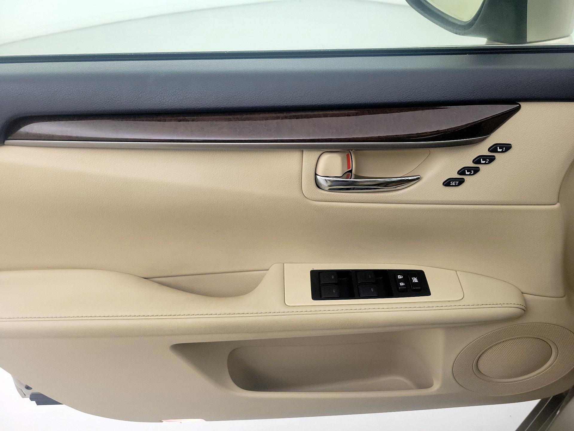 Thumbnail: 2015 Lexus ES - 12