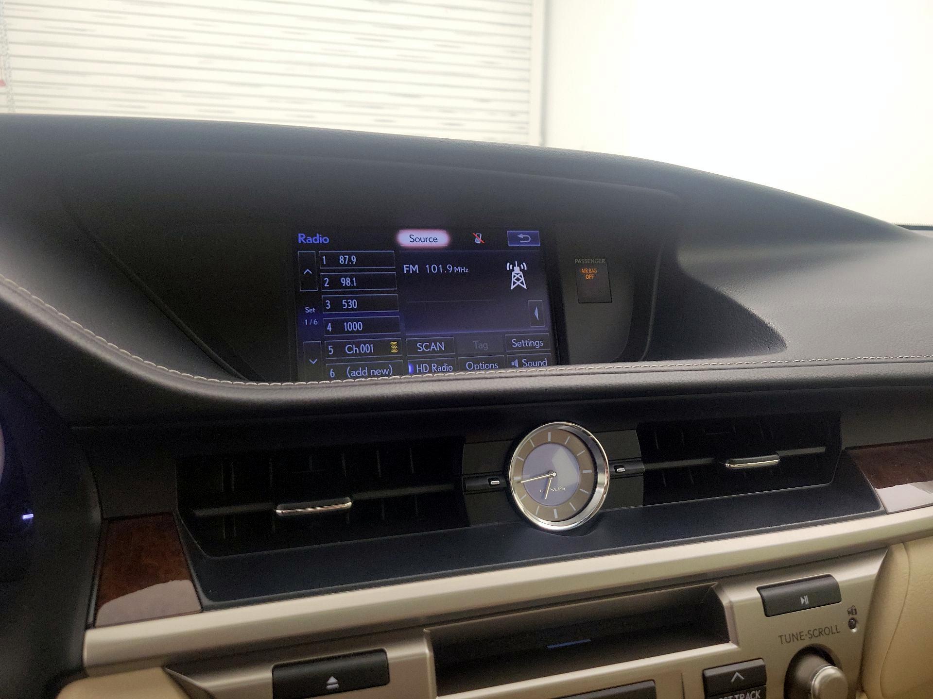 Thumbnail: 2015 Lexus ES - 16