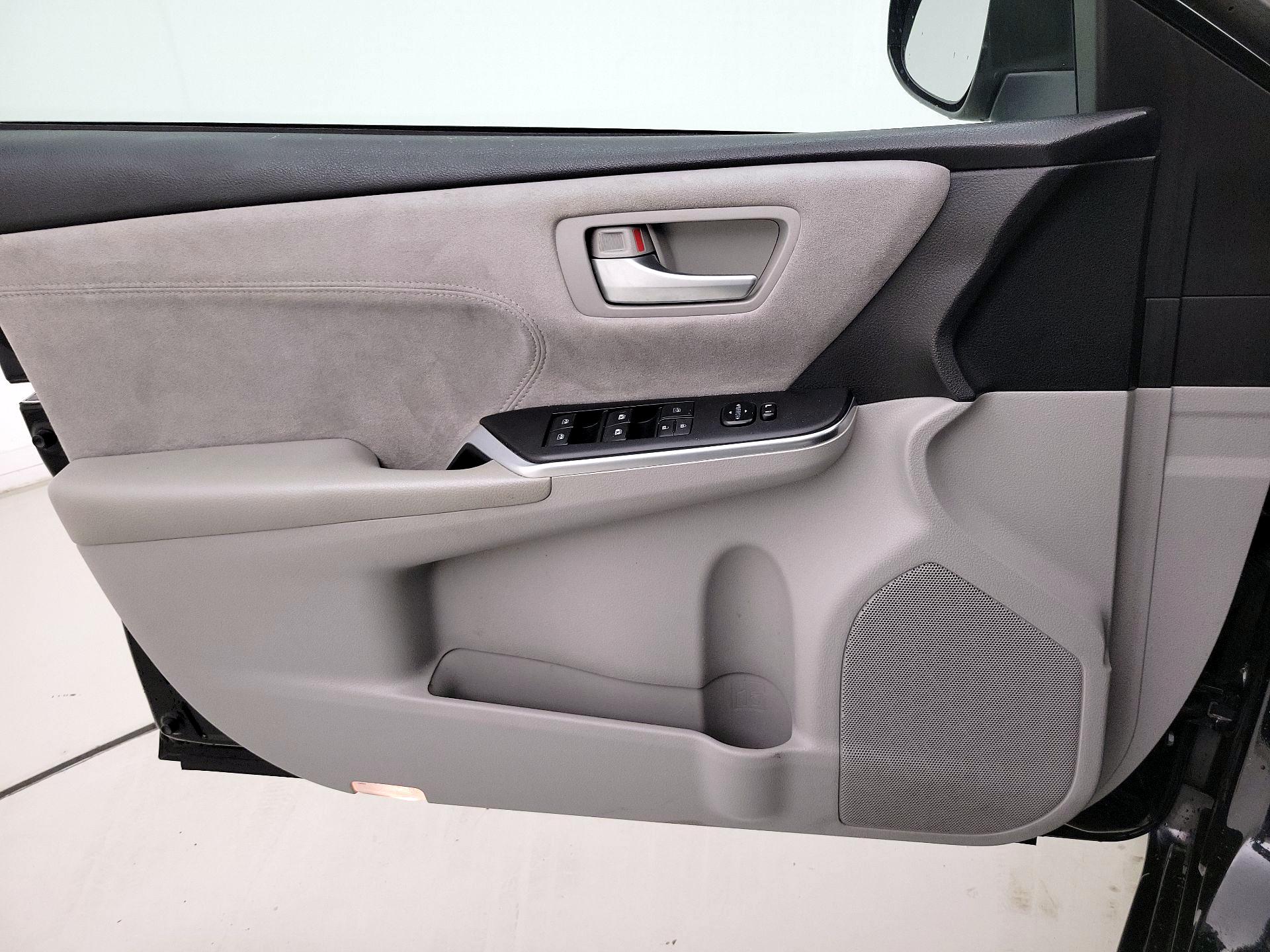 Thumbnail: 2017 Toyota Camry - 12