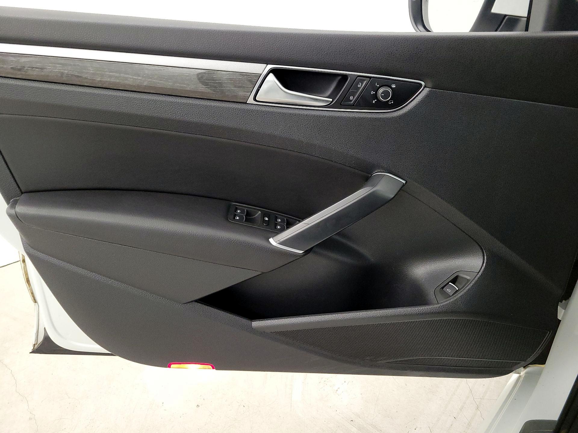 Thumbnail: 2017 Volkswagen Passat - 12