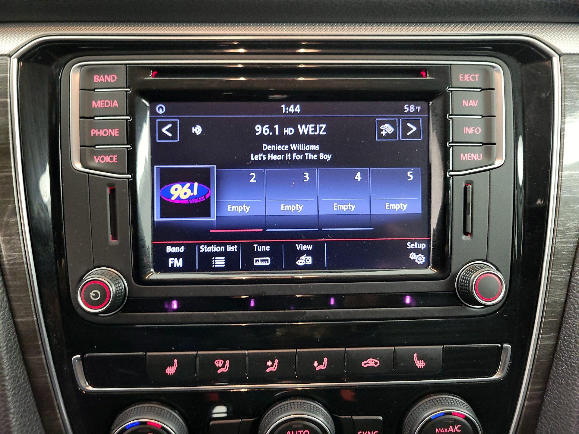 Thumbnail: 2017 Volkswagen Passat - 16