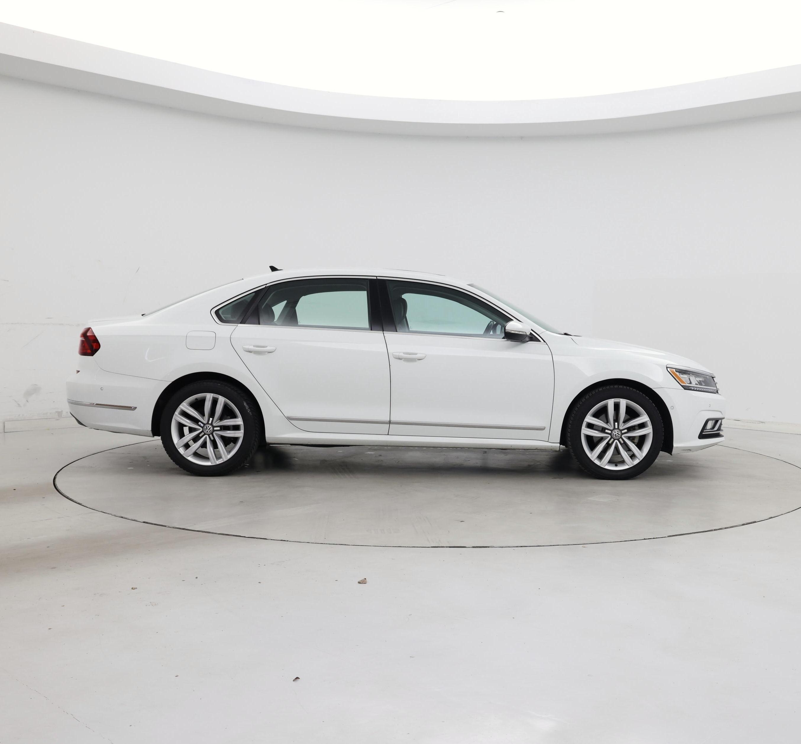 Thumbnail: 2017 Volkswagen Passat - 7