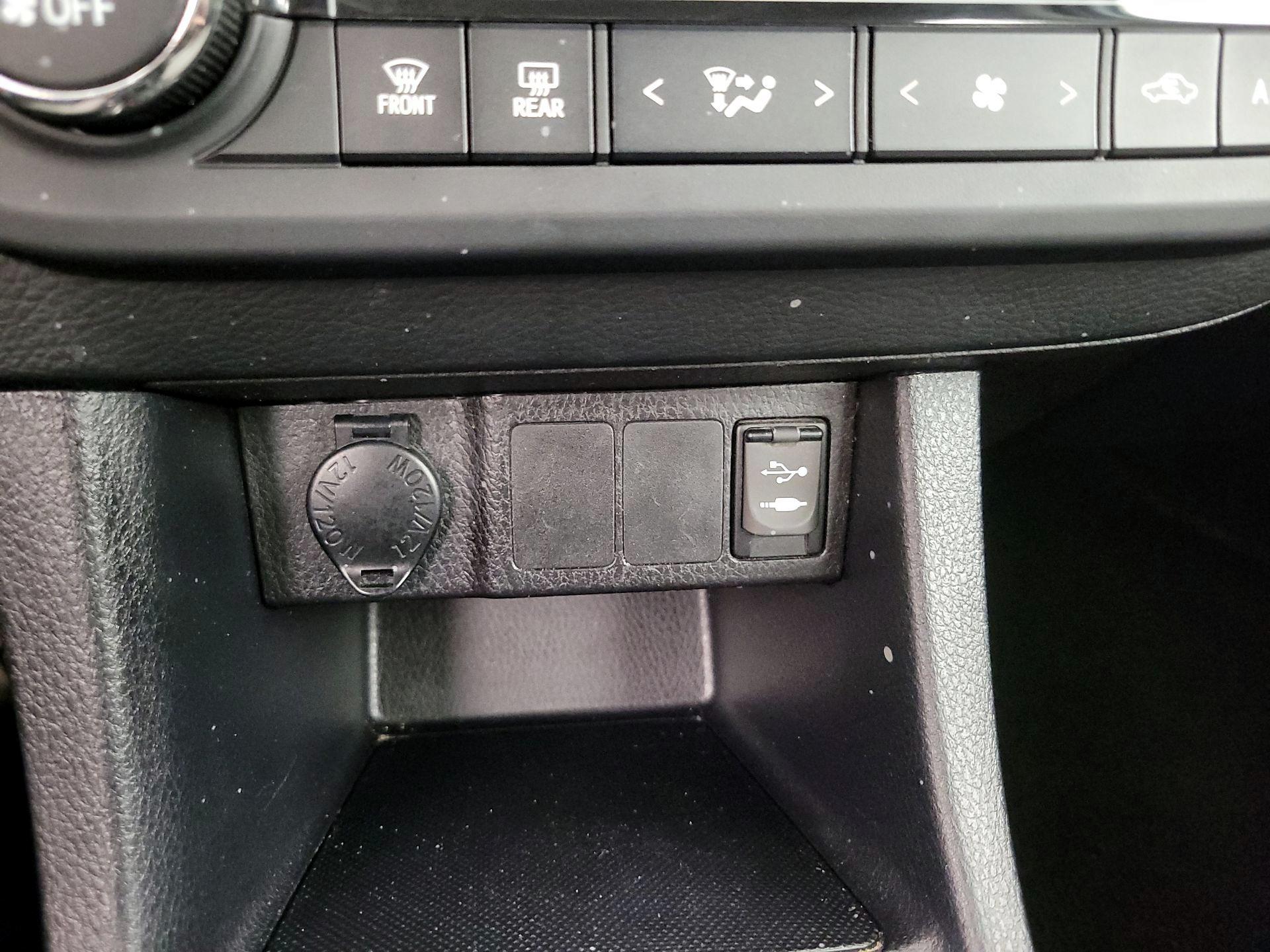 Thumbnail: 2015 Toyota Corolla - 18