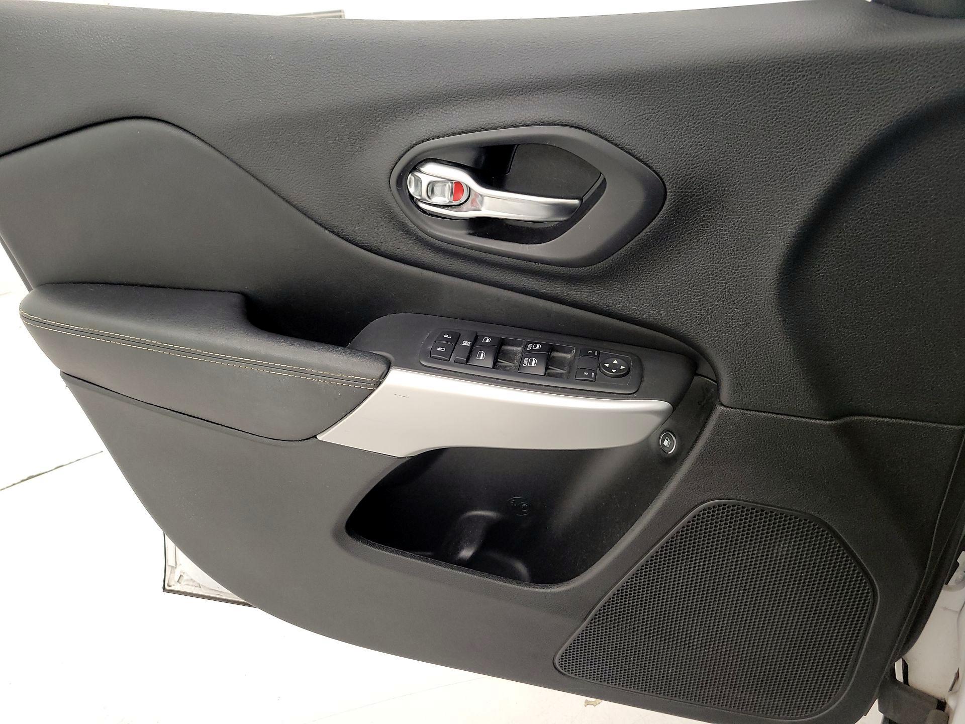 Thumbnail: 2018 Jeep Cherokee - 12