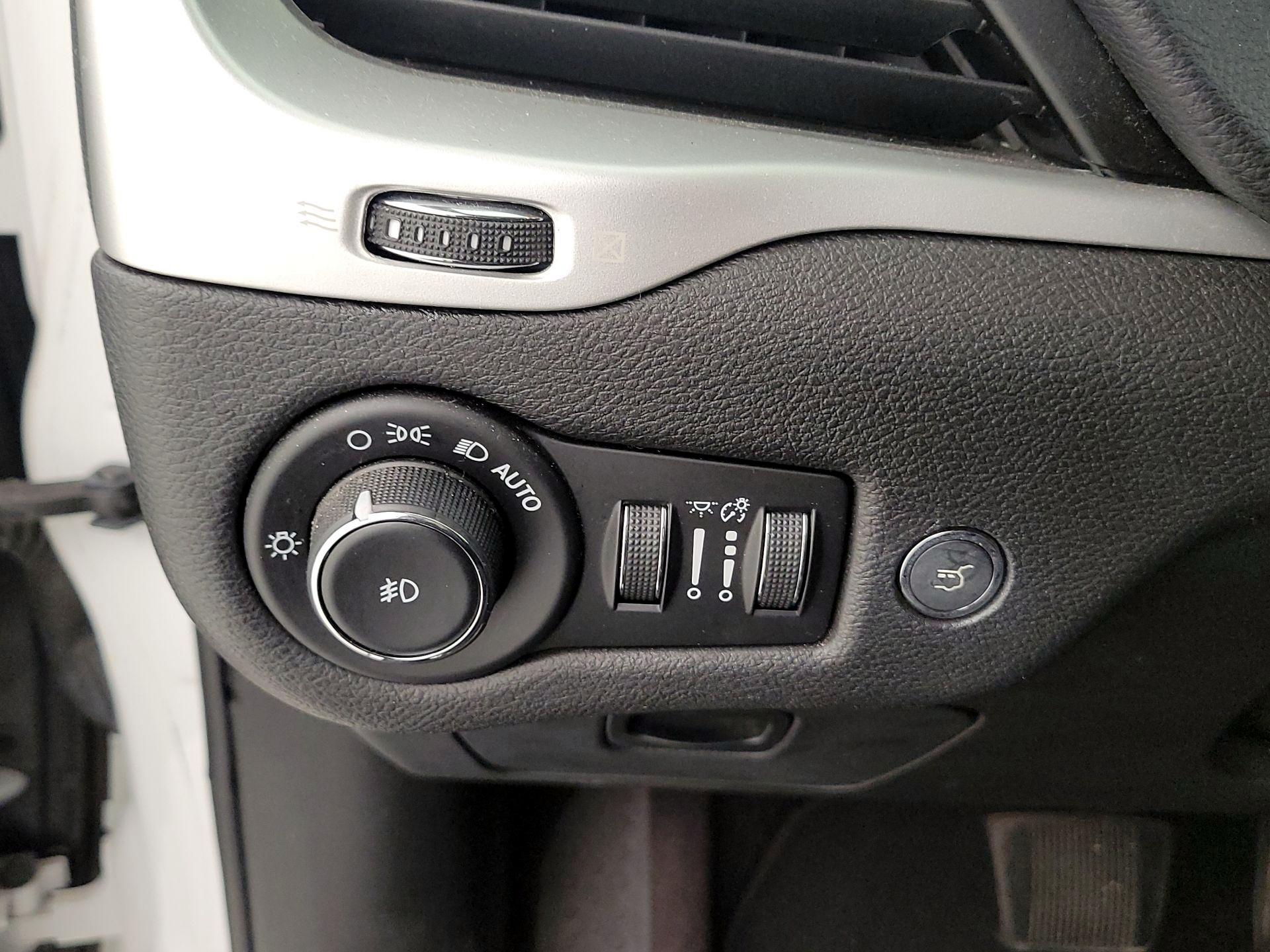 Thumbnail: 2018 Jeep Cherokee - 13