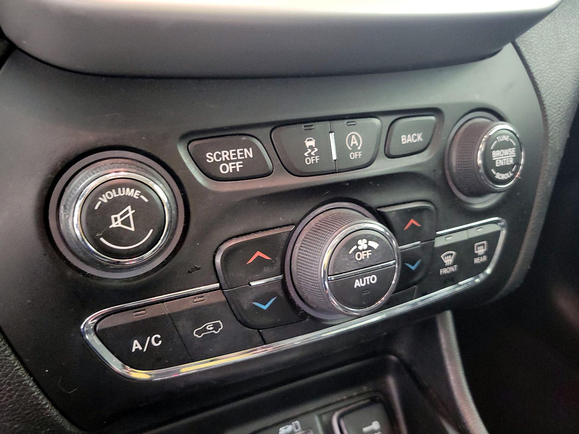 Thumbnail: 2018 Jeep Cherokee - 16