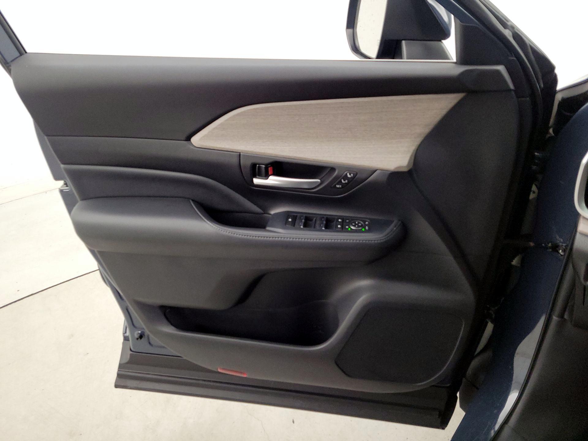 Thumbnail: 2024 Toyota Highlander - 12