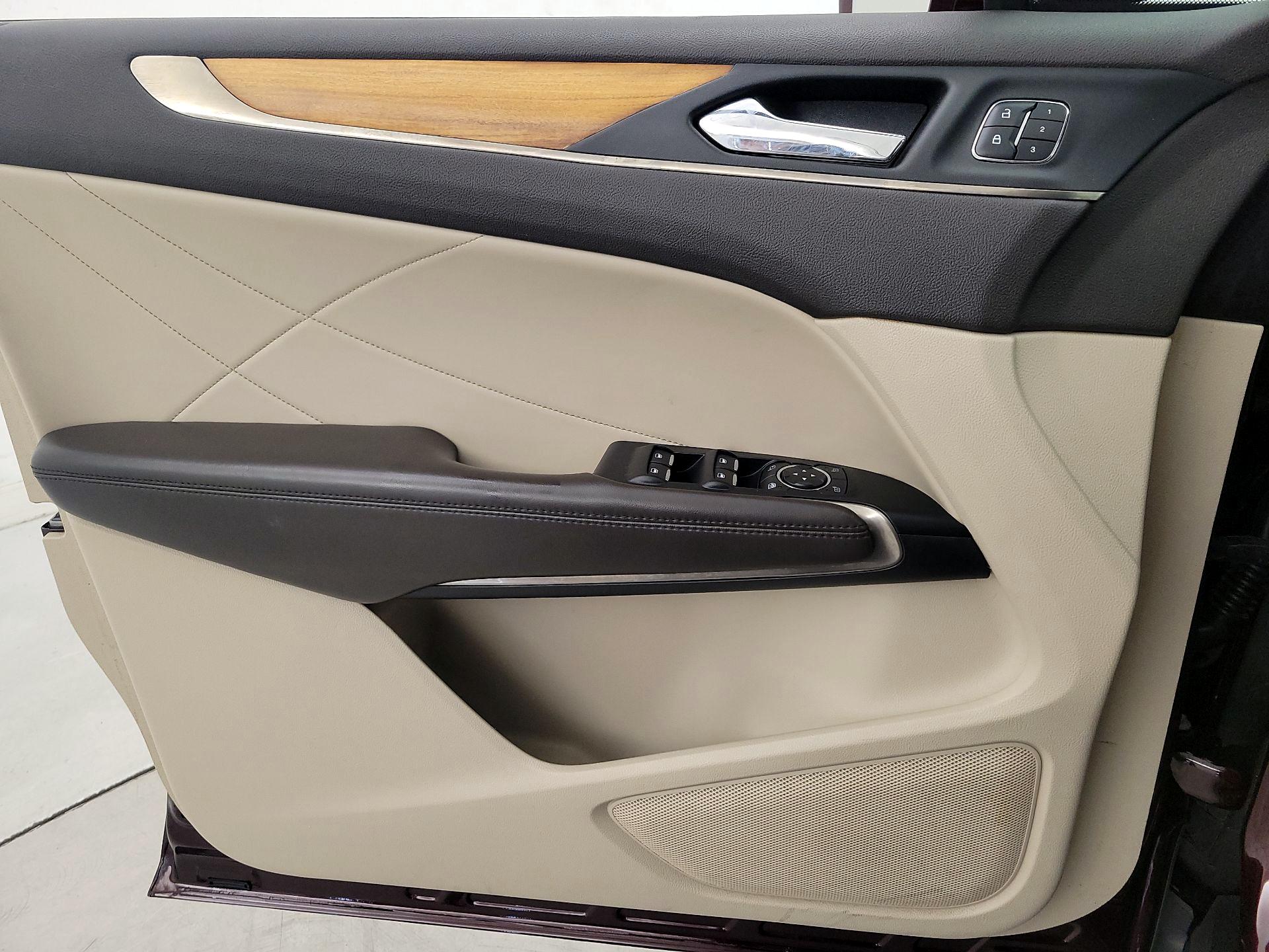 Thumbnail: 2017 Lincoln MKC - 12