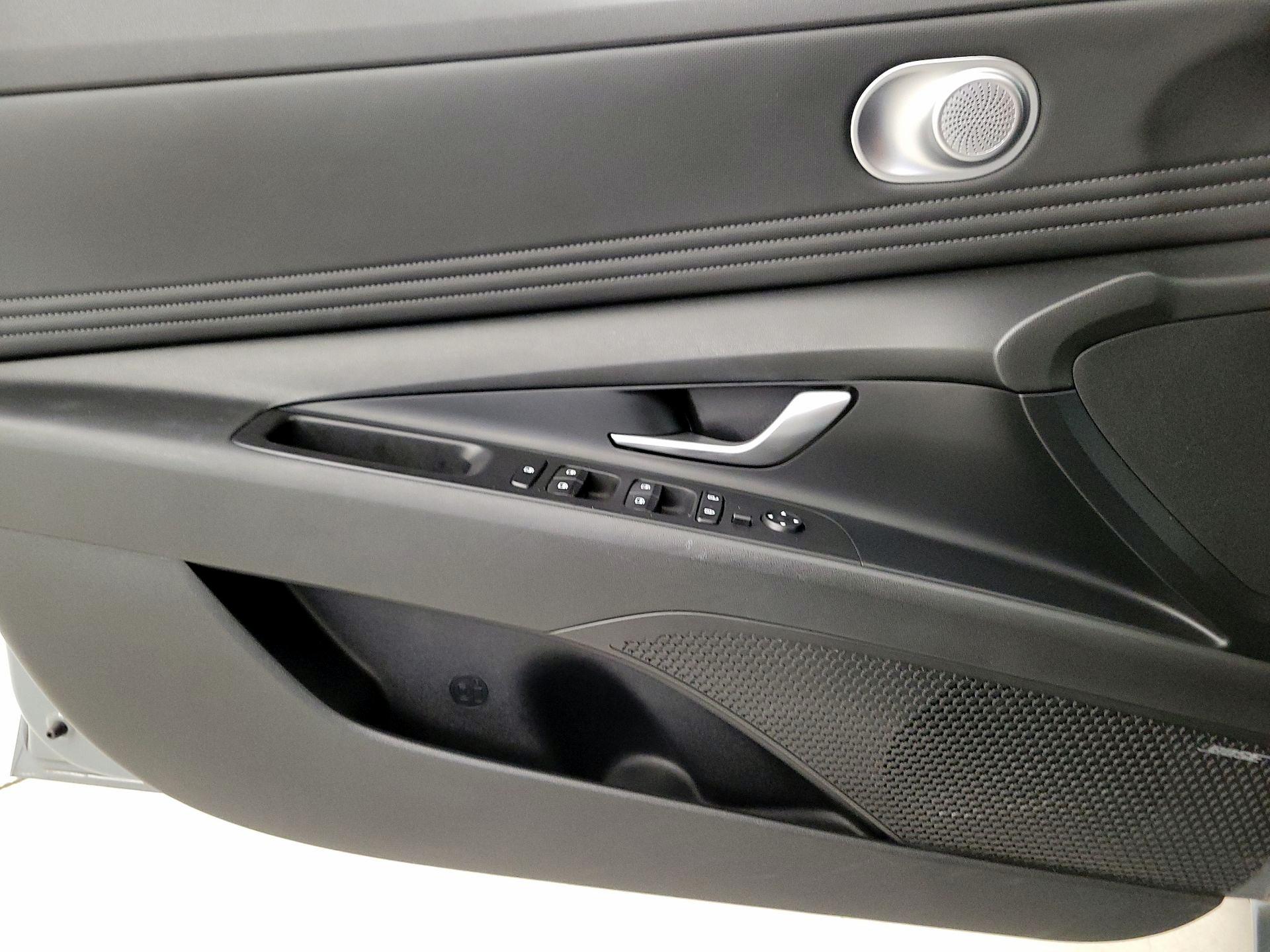 Thumbnail: 2022 Hyundai Elantra - 12