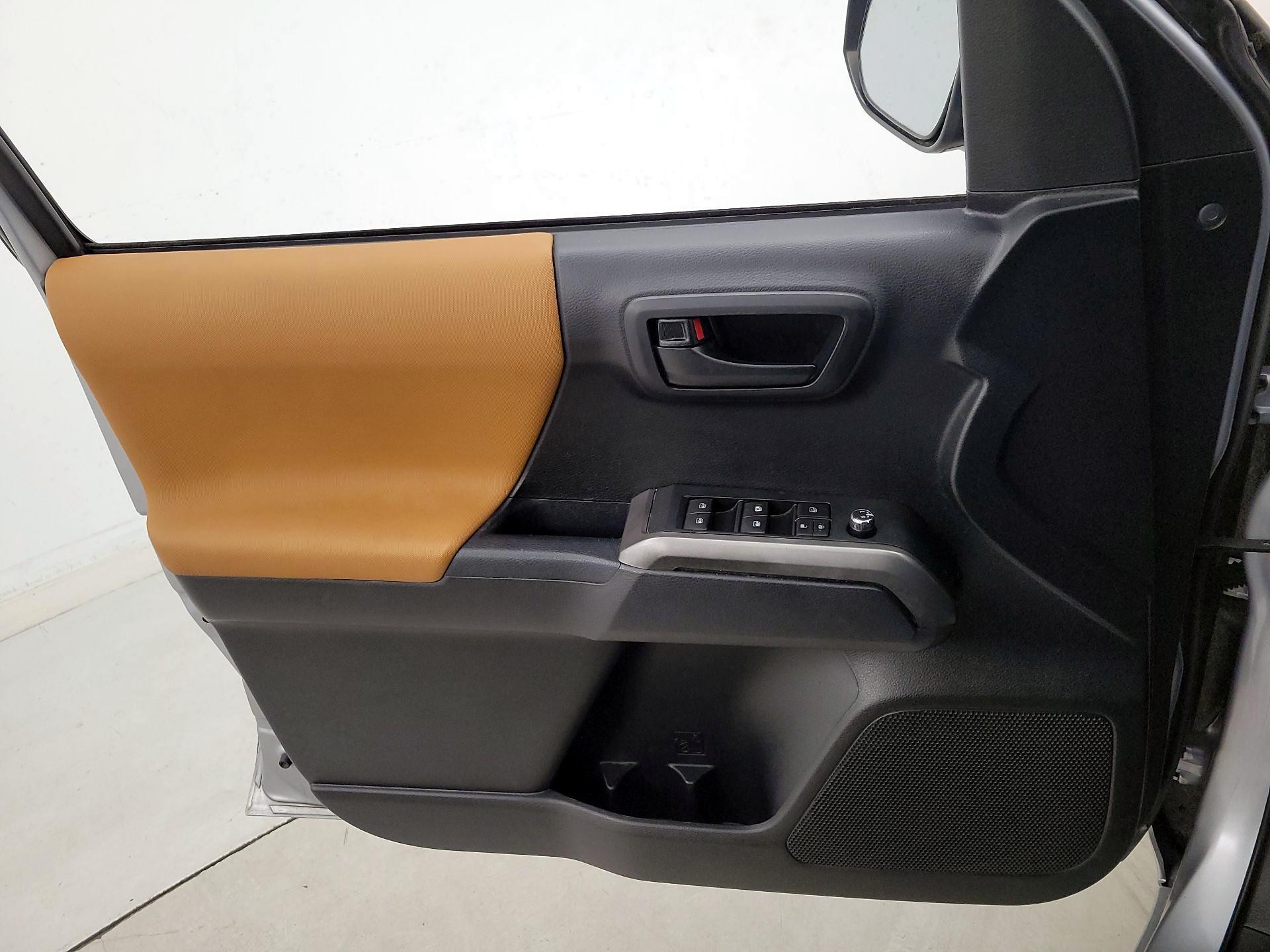 Thumbnail: 2018 Toyota Tacoma - 12