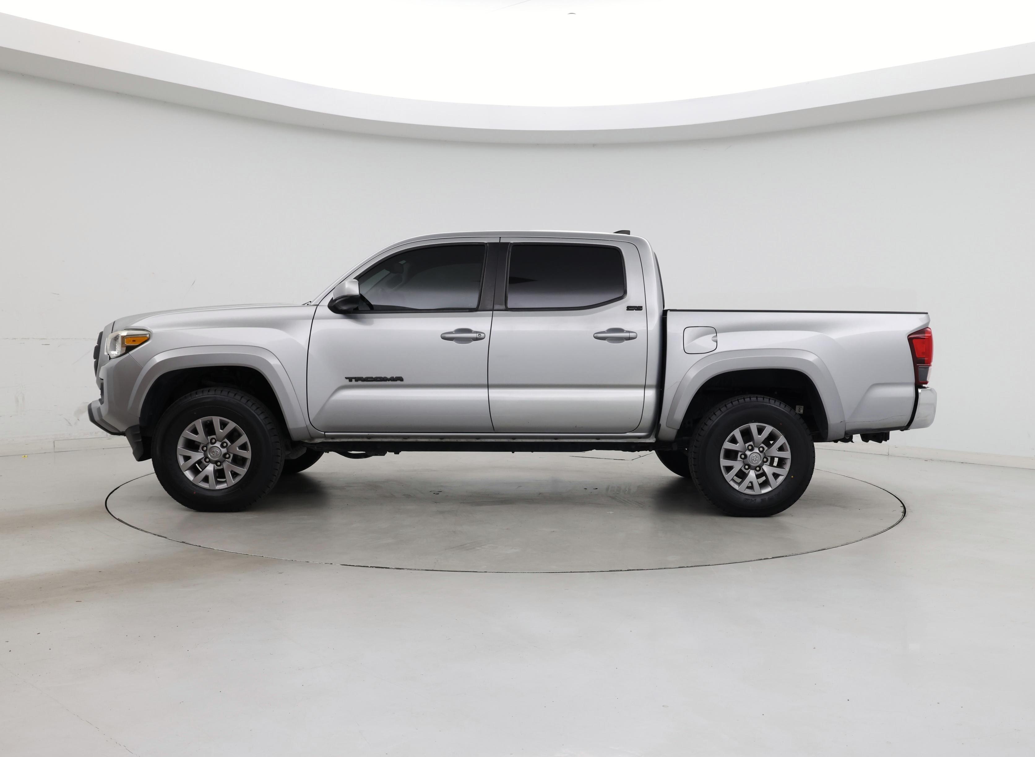 Thumbnail: 2018 Toyota Tacoma - 3