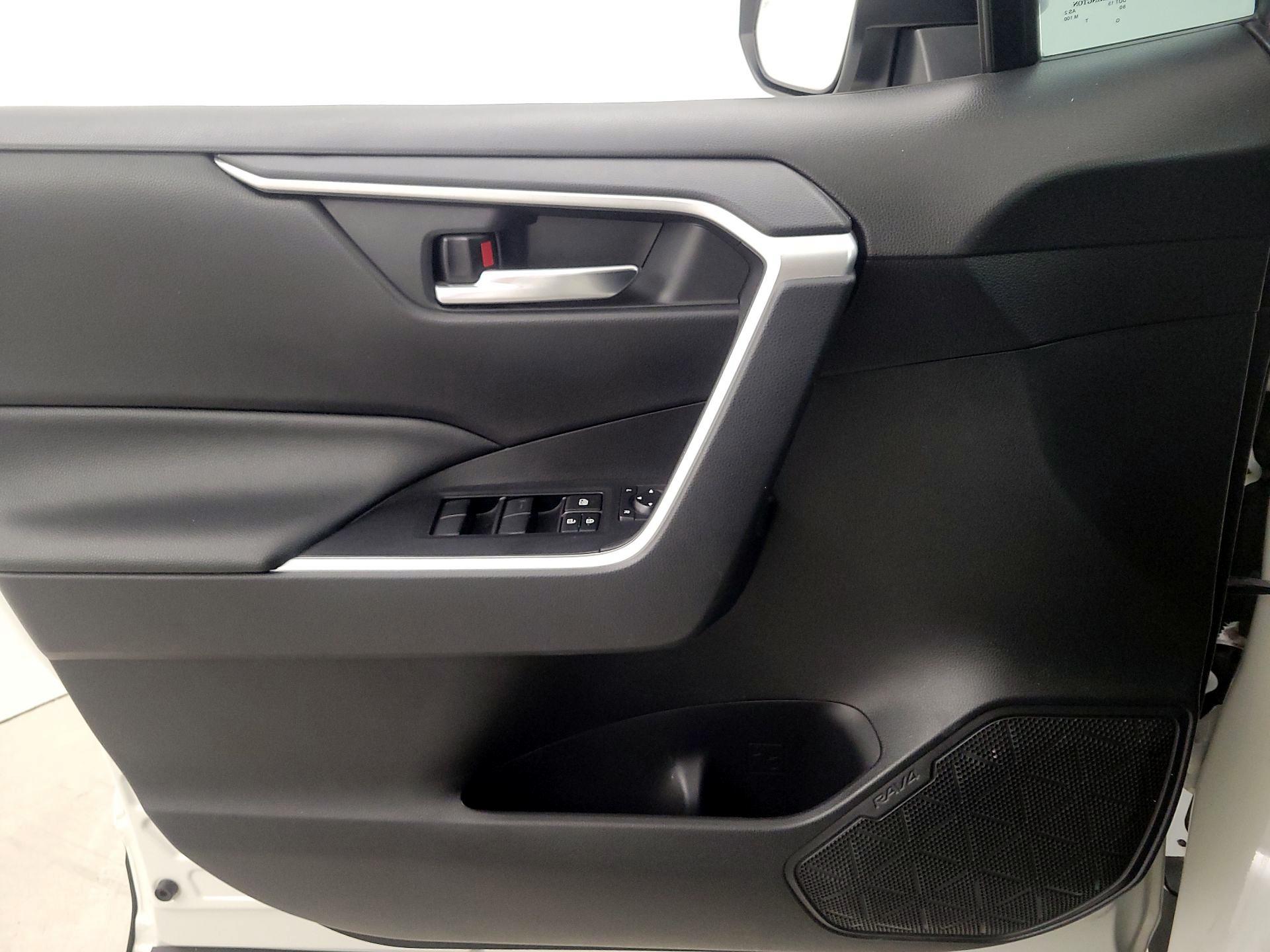 Thumbnail: 2020 Toyota RAV4 - 12