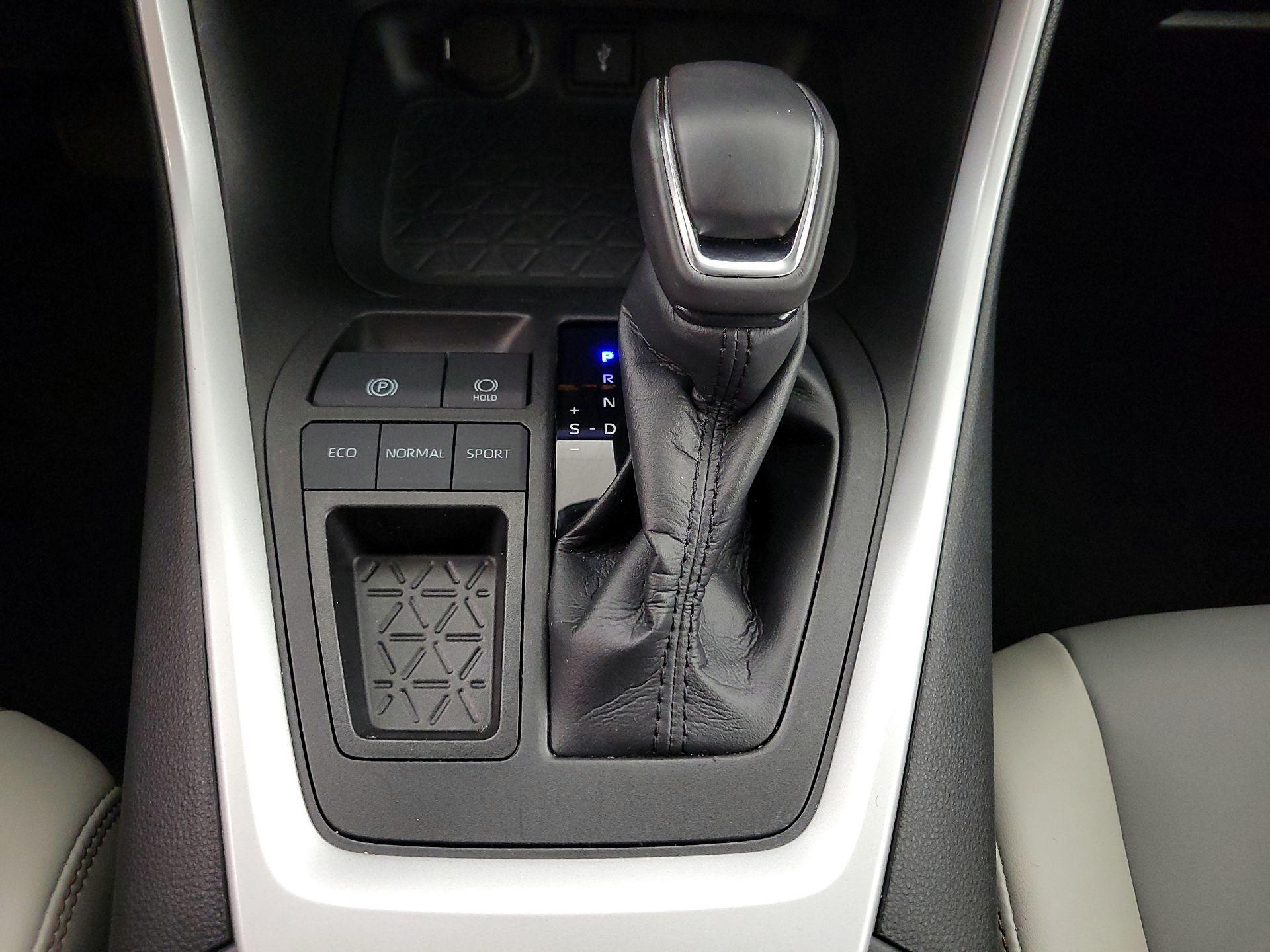 Thumbnail: 2021 Toyota RAV4 - 17