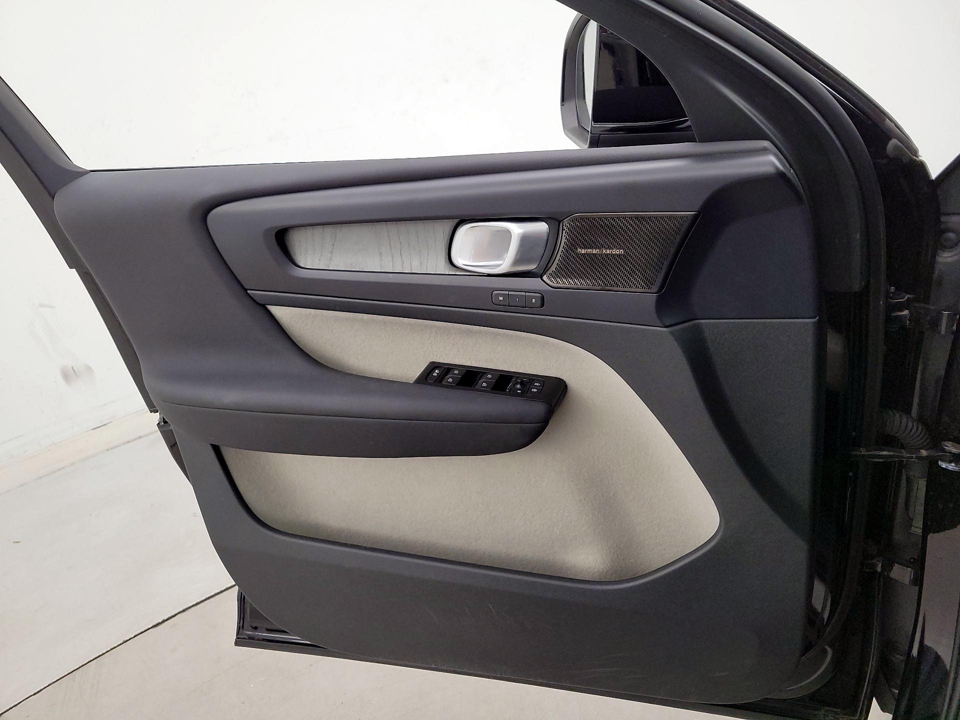 Thumbnail: 2021 Volvo XC40 - 12