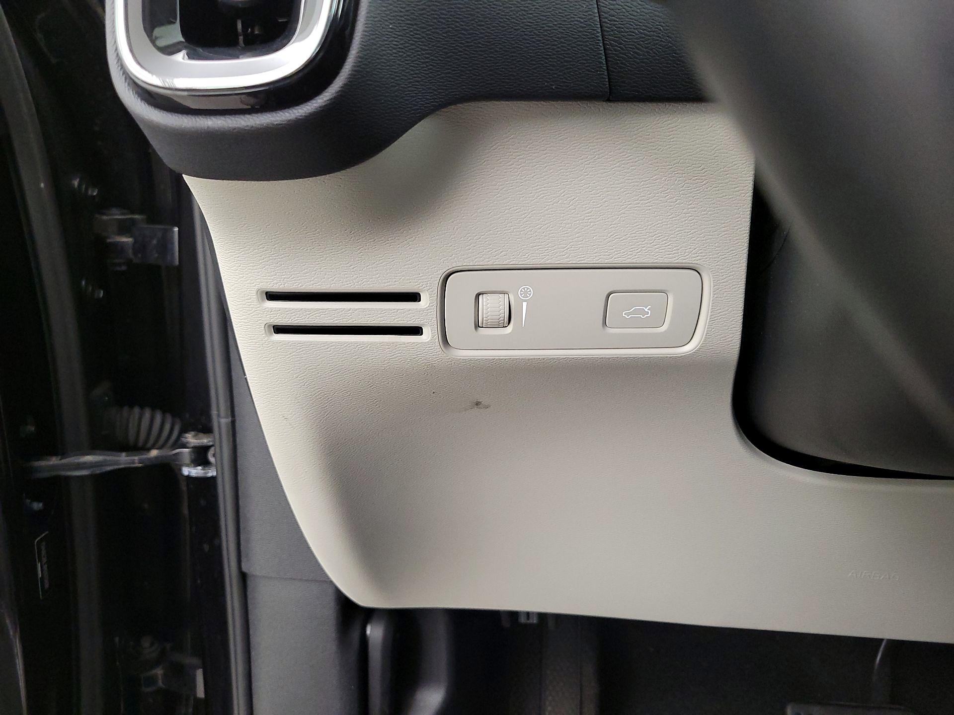 Thumbnail: 2021 Volvo XC40 - 13