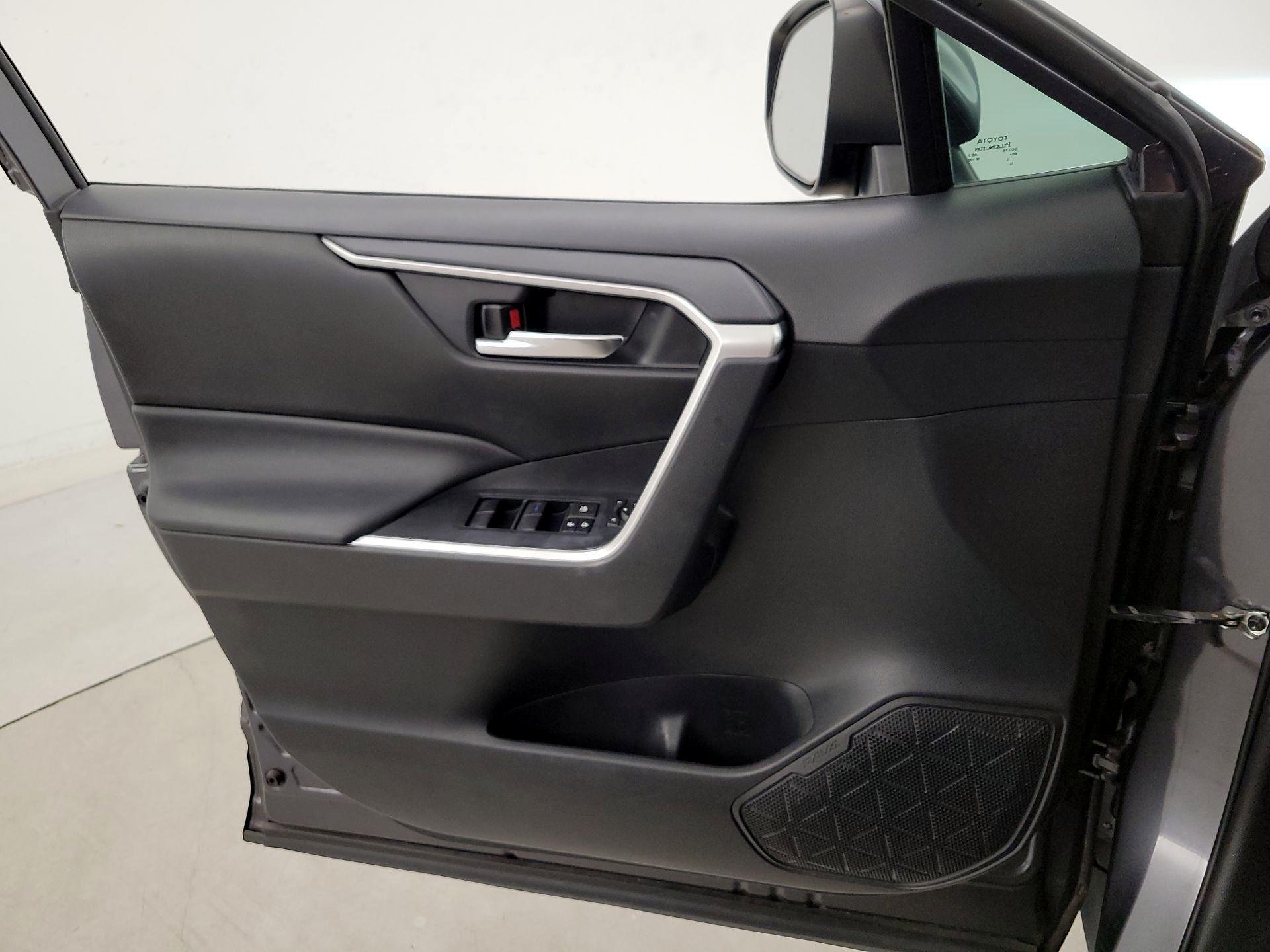 Thumbnail: 2020 Toyota RAV4 - 12